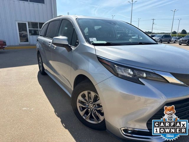 2024 Toyota Sienna XLE - Photo 12