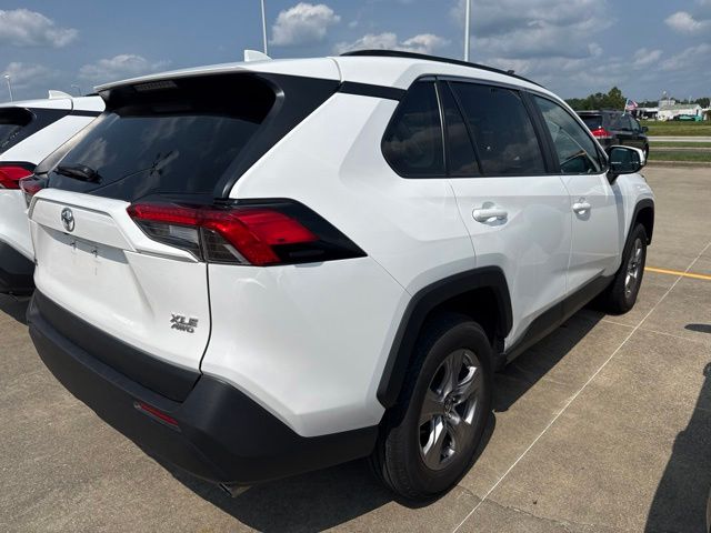 2025 Toyota RAV4 XLE - Photo 7