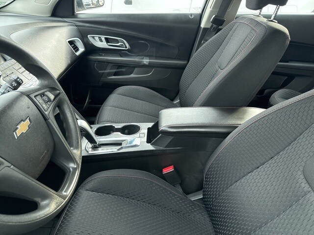 2015 Chevrolet Equinox LS photo 2