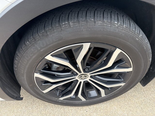 2023 Toyota Crown XLE photo 2