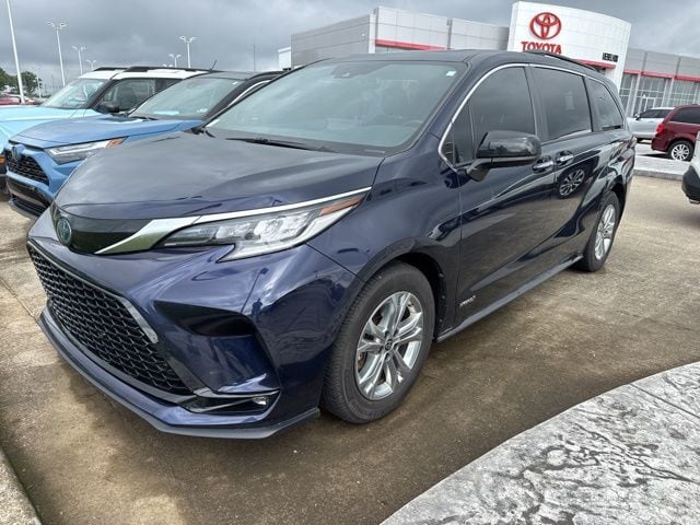 2021 Toyota Sienna XSE 7-Passenger Hybrid AWD's photo
