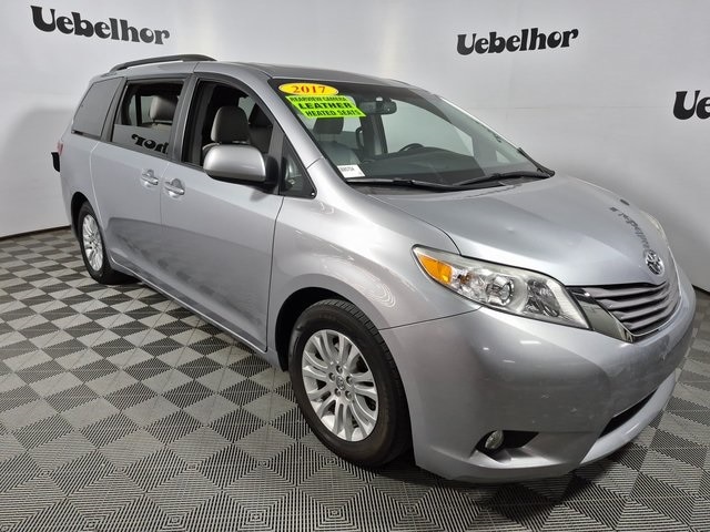 2017 Toyota Sienna XLE's photo