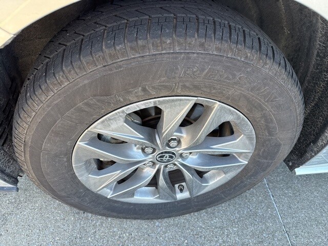 2024 Toyota Sienna XLE photo 2