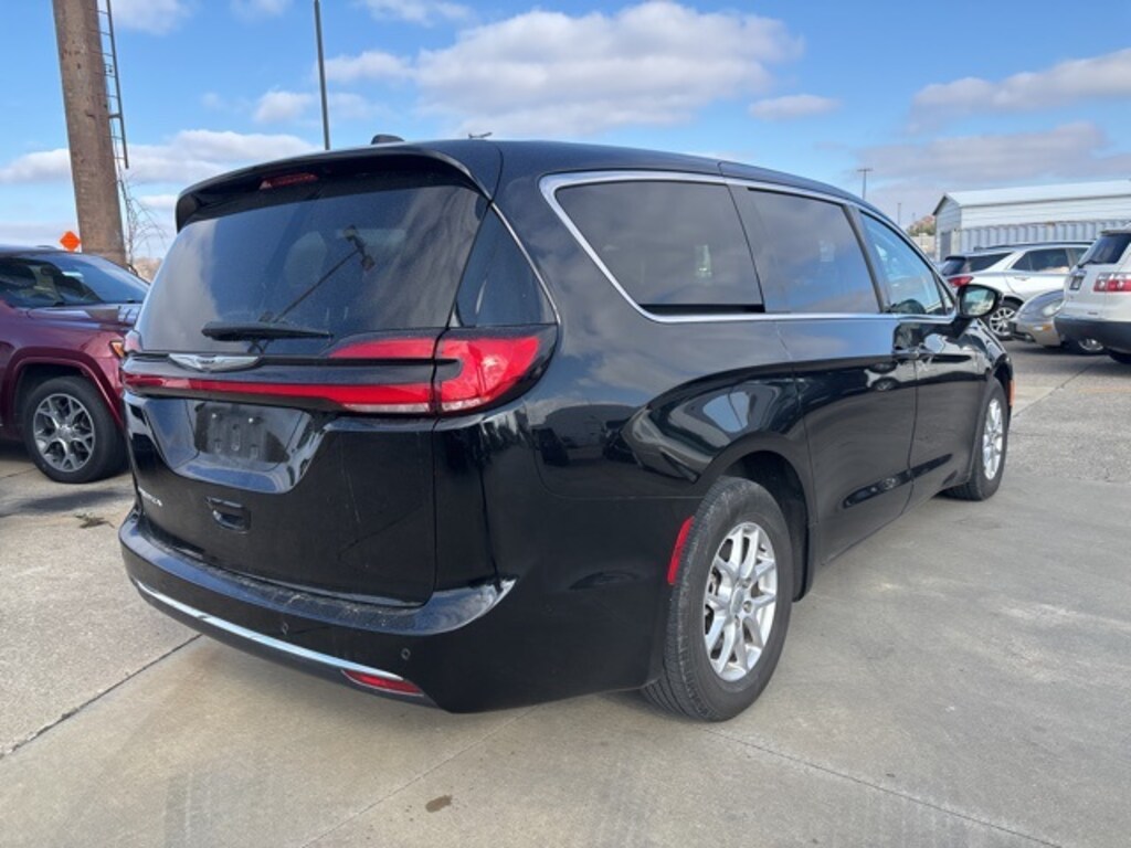 Used 2024 Chrysler Pacifica Touring L Minivan/Van
