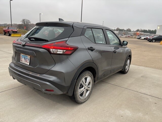 2022 Nissan Kicks S photo 2