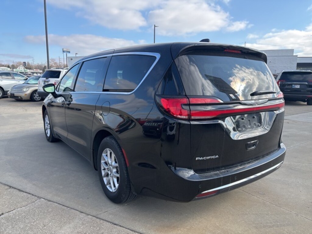 Used 2024 Chrysler Pacifica Touring L Minivan/Van
