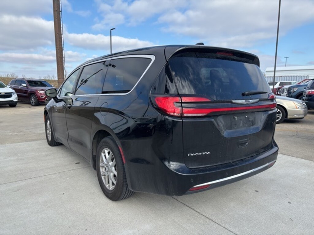 Used 2024 Chrysler Pacifica Touring L Minivan/Van
