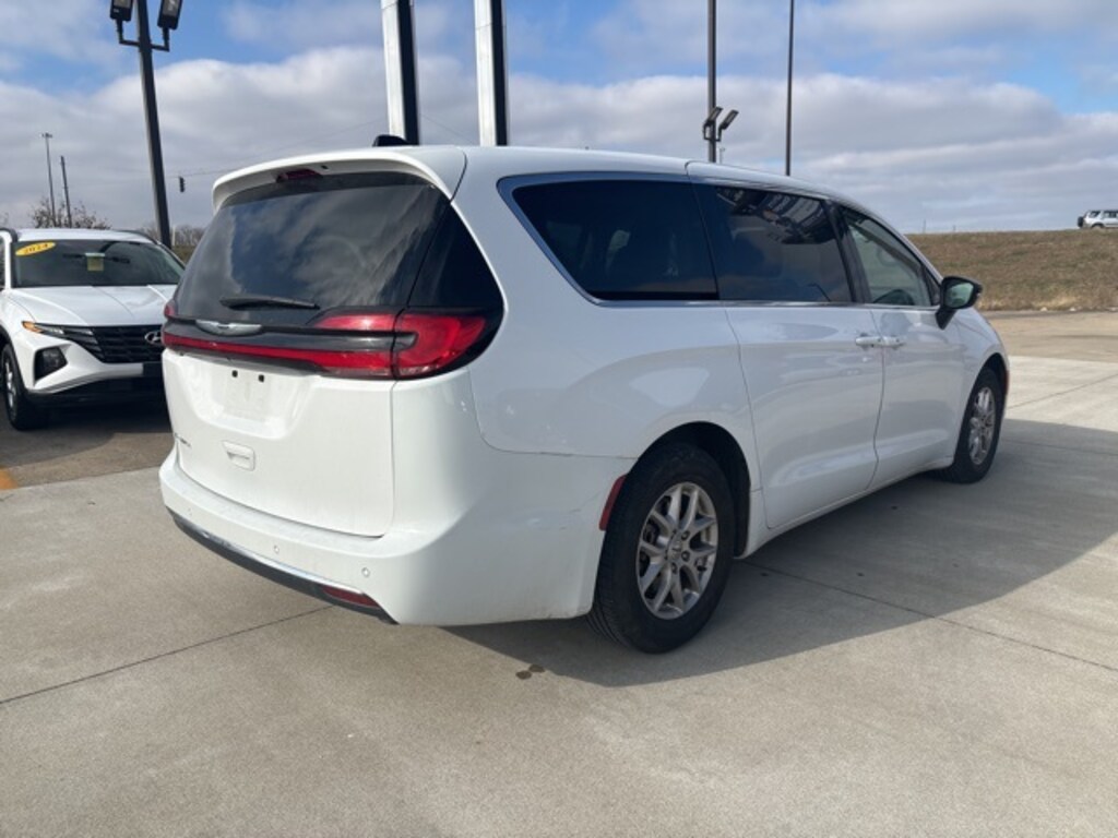 Used 2024 Chrysler Pacifica Touring L Minivan/Van