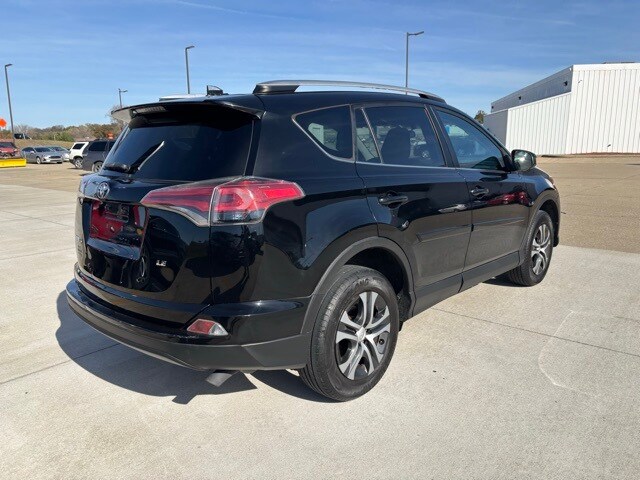 2016 Toyota RAV4 LE photo 2