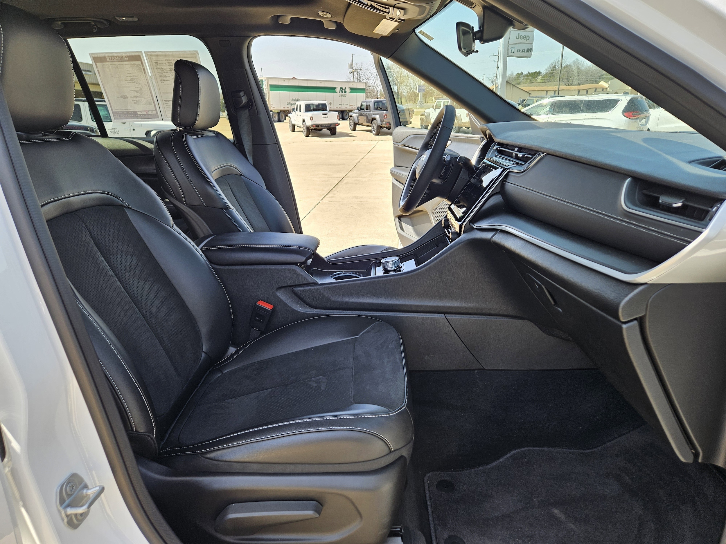 2025 Jeep Grand Cherokee Altitude - Photo 15