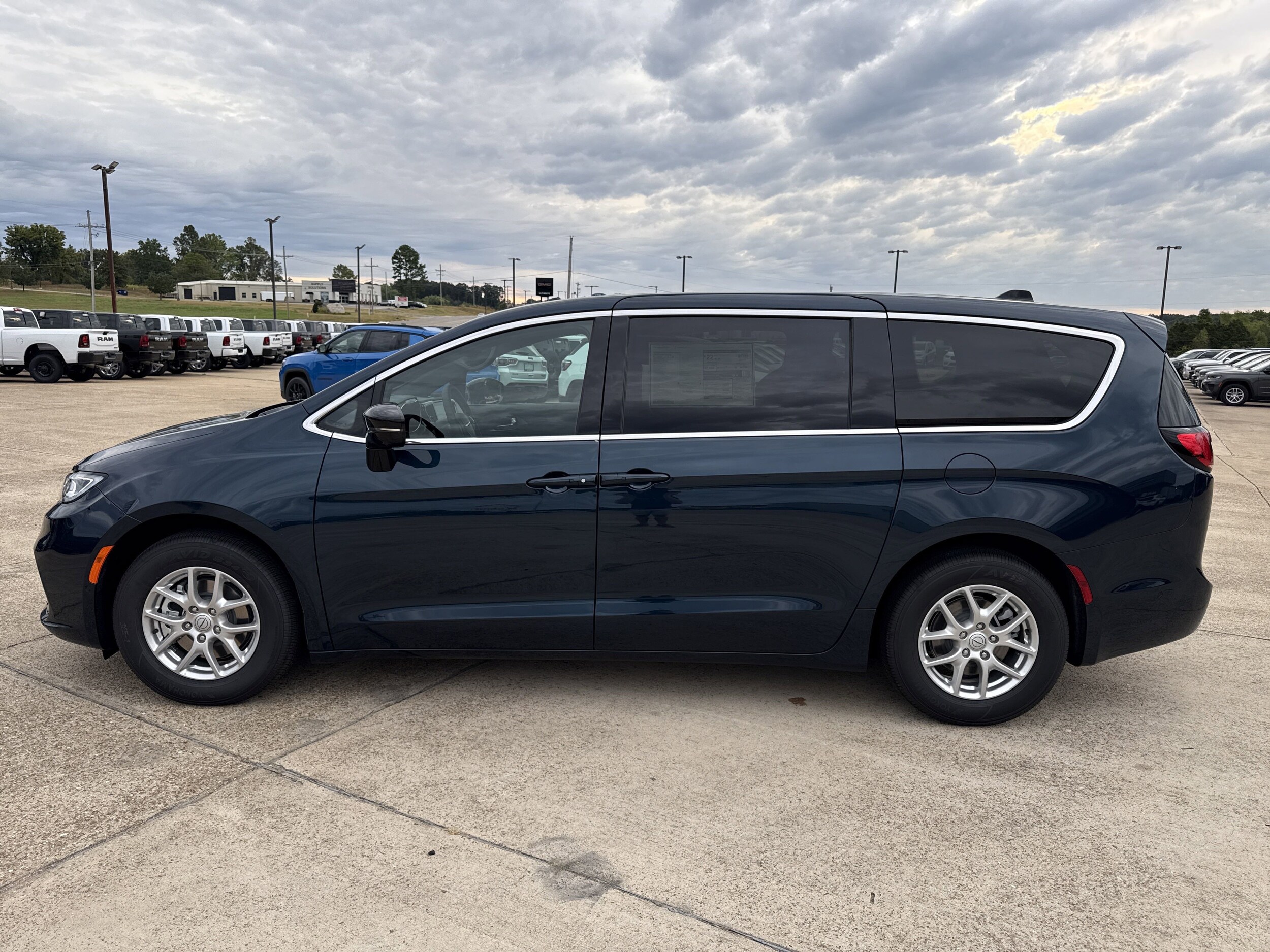 2025 Chrysler Pacifica photo 4