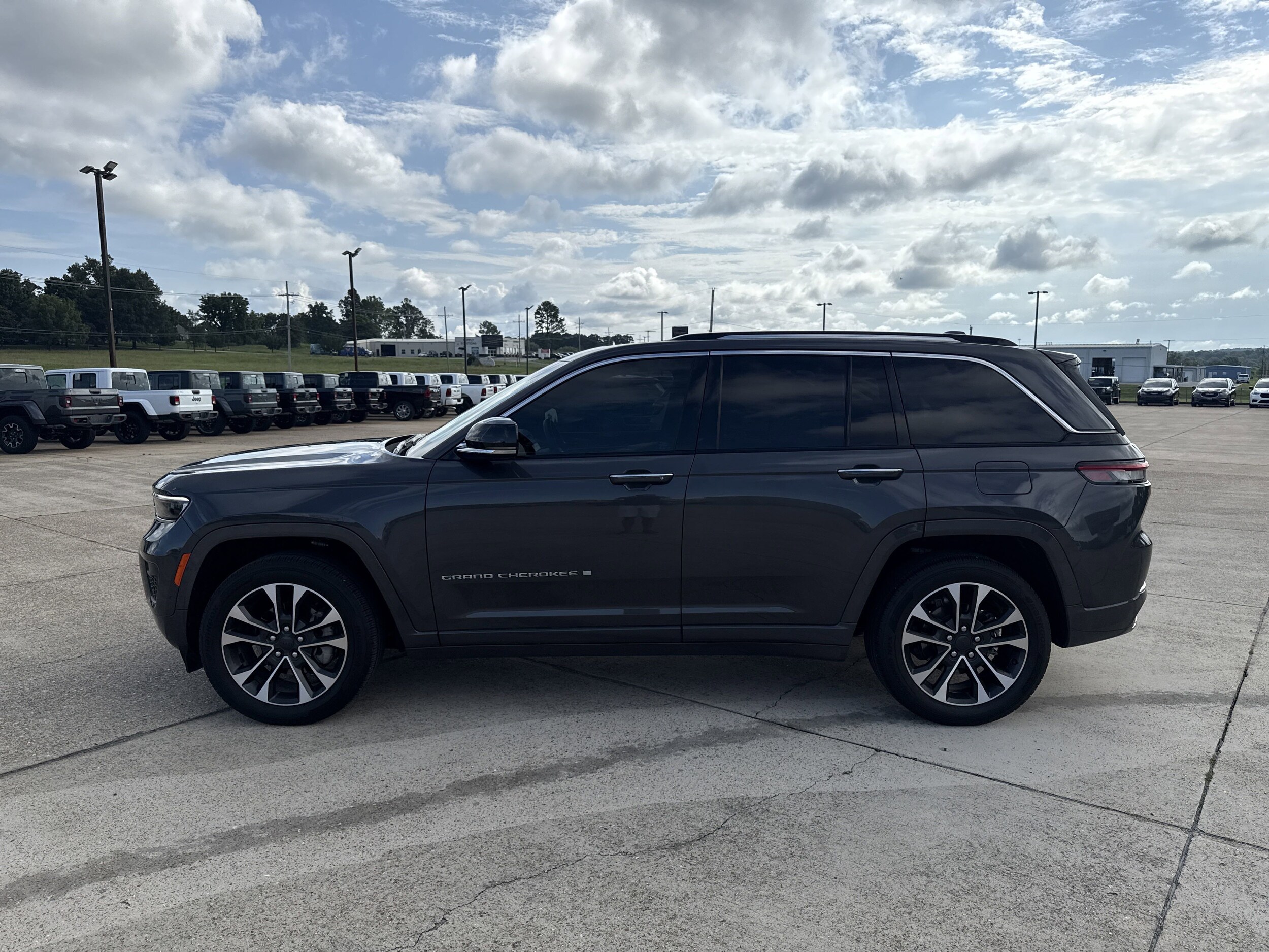 2022 Jeep Grand Cherokee Overland photo 2