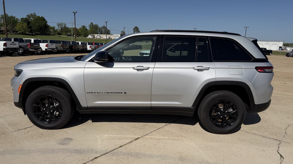 Used 2025 Jeep Grand Cherokee Laredo SUV