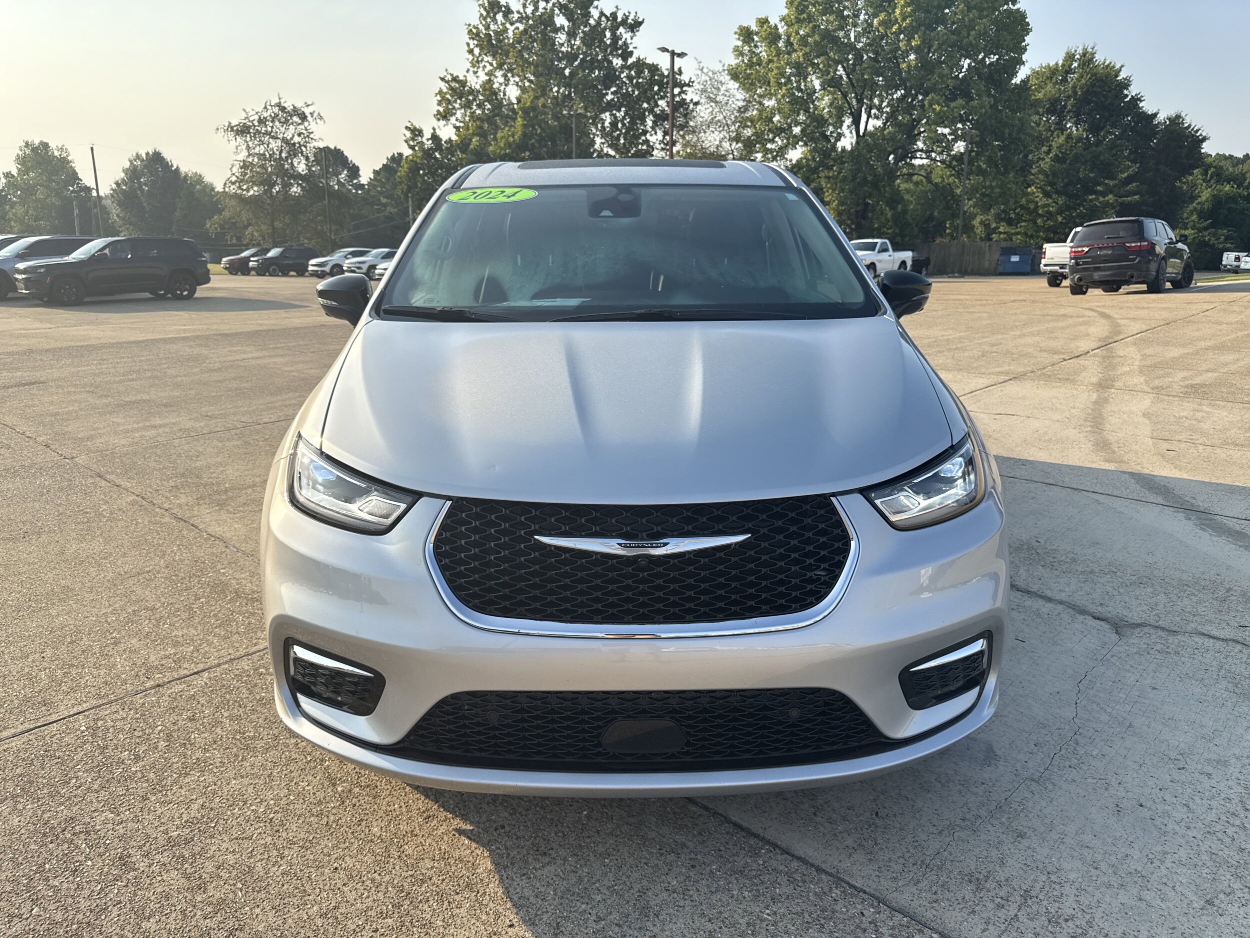 2024 Chrysler Pacifica Limited photo 3