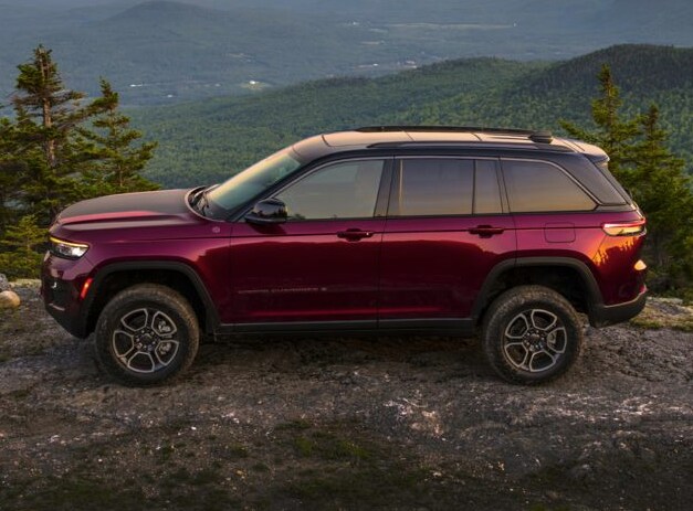  Jeep Grand Cherokee driving on rocks