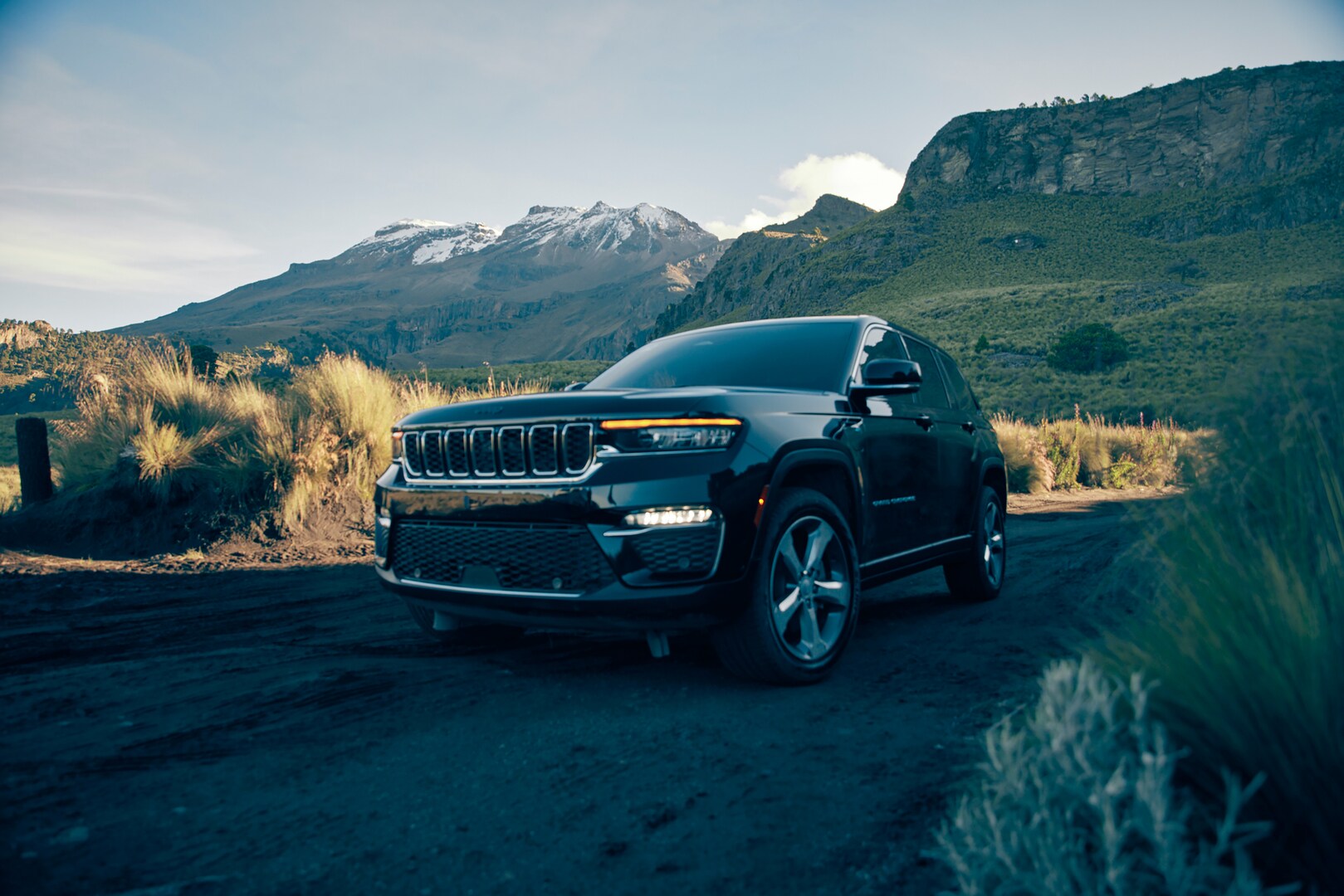  Jeep Grand Cherokee 4xe on dirt road