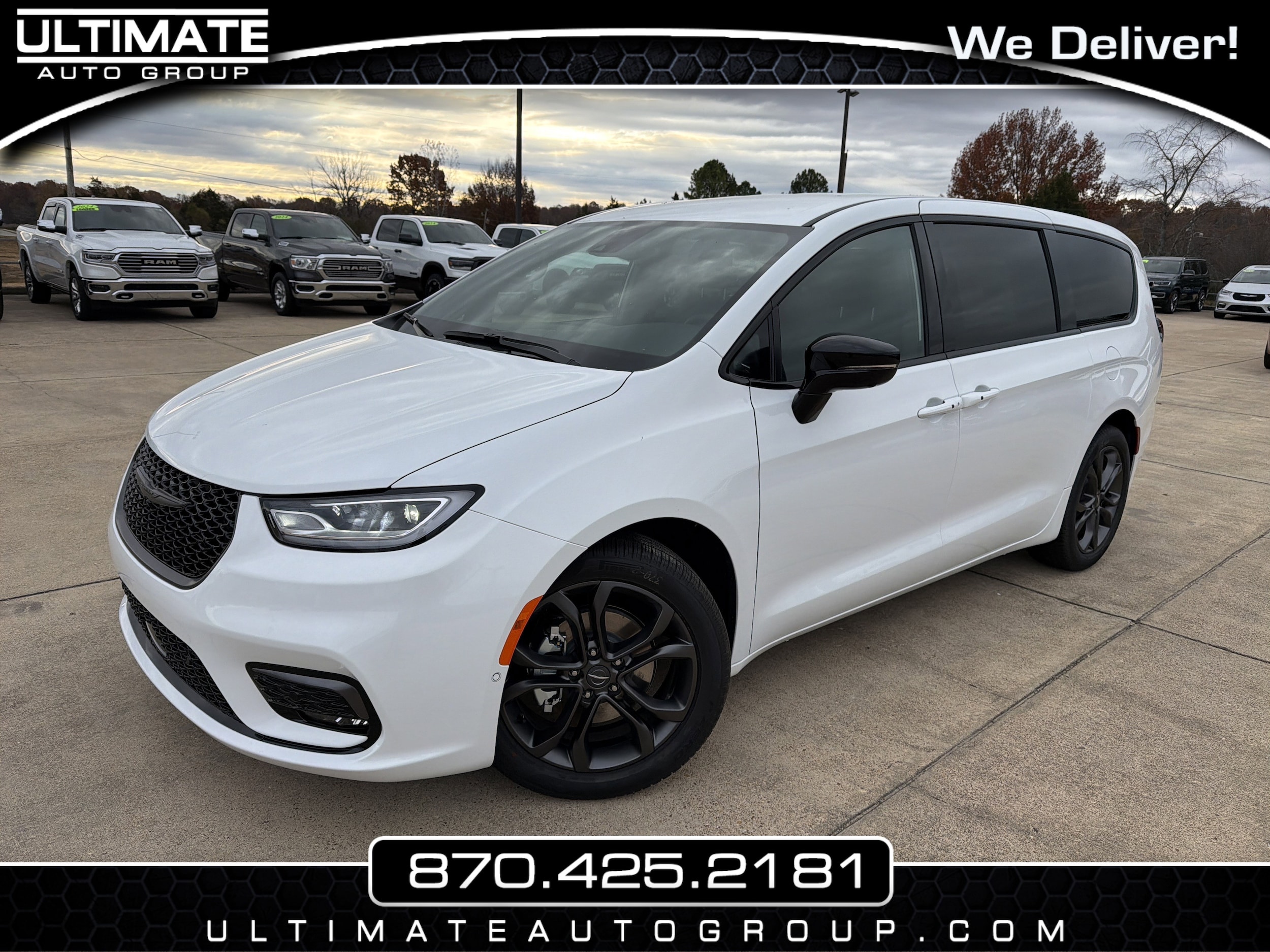 2026 Chrysler Pacifica Select's photo