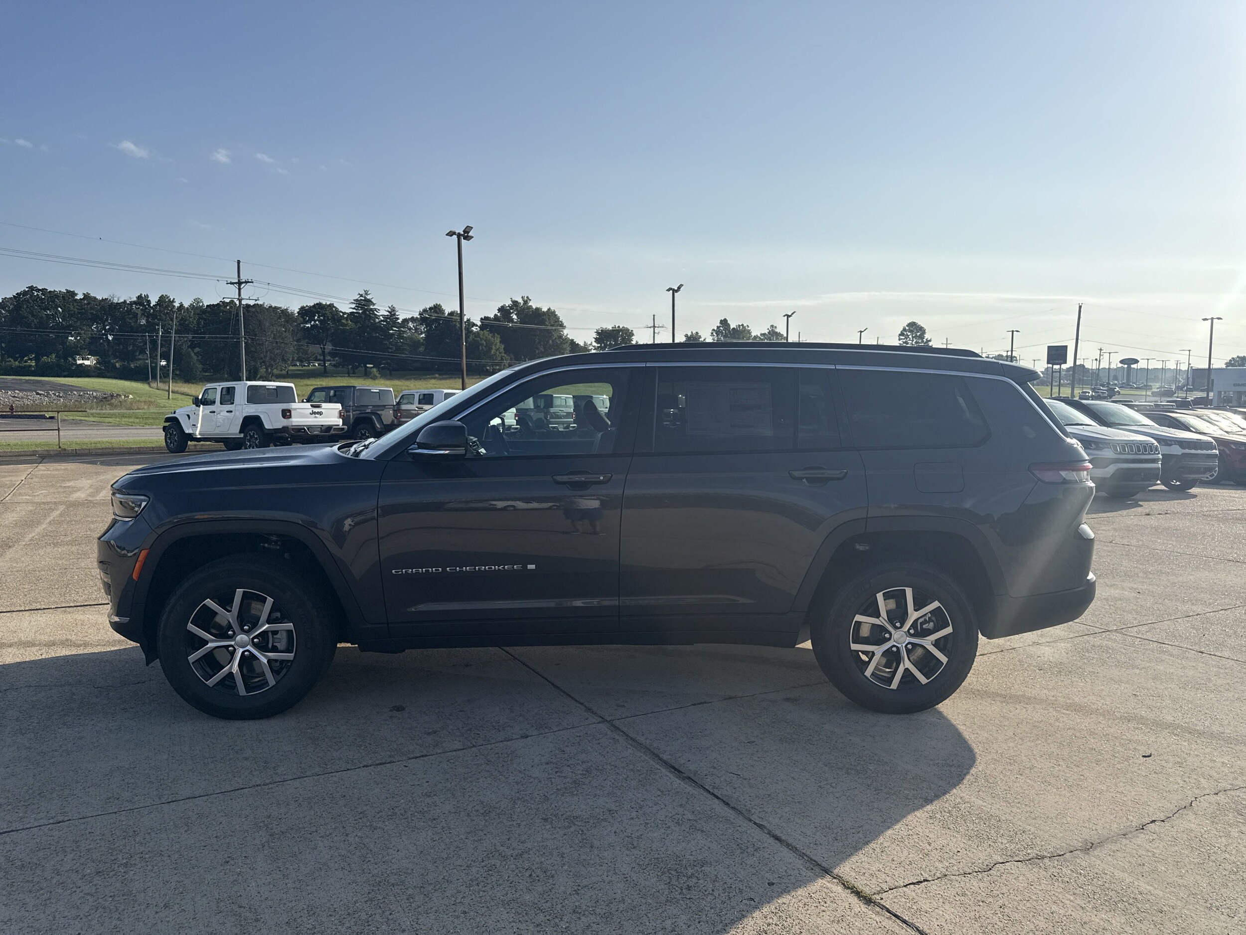 2025 Jeep Grand Cherokee Limited photo 2