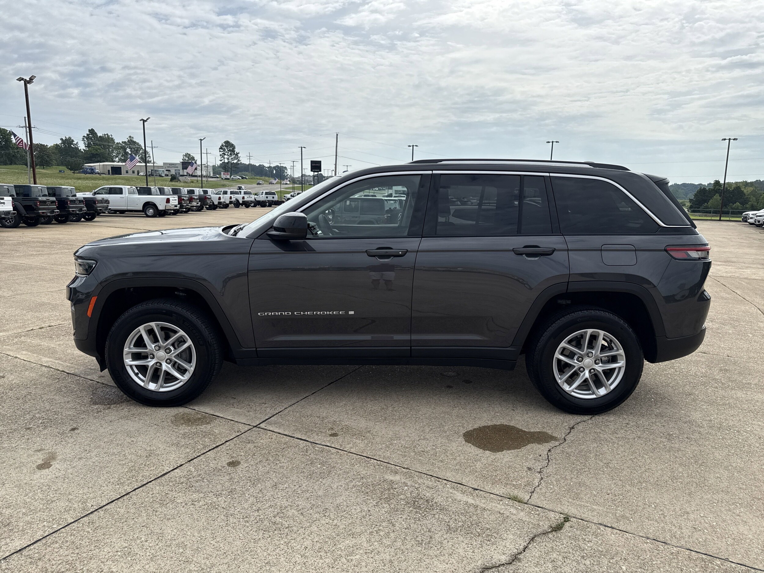 2023 Jeep Grand Cherokee Laredo photo 2