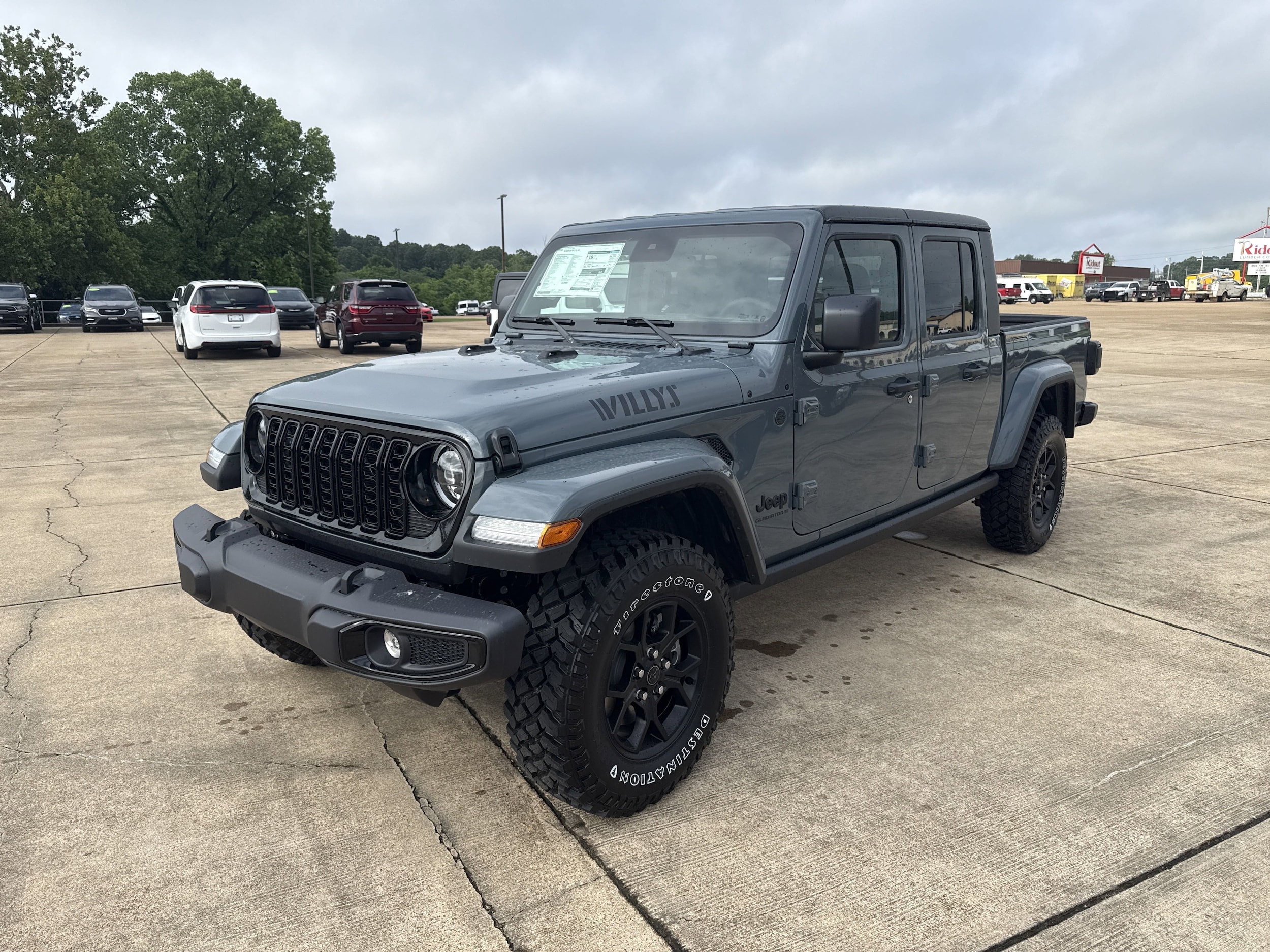 2025 Jeep Gladiator Willys photo 2