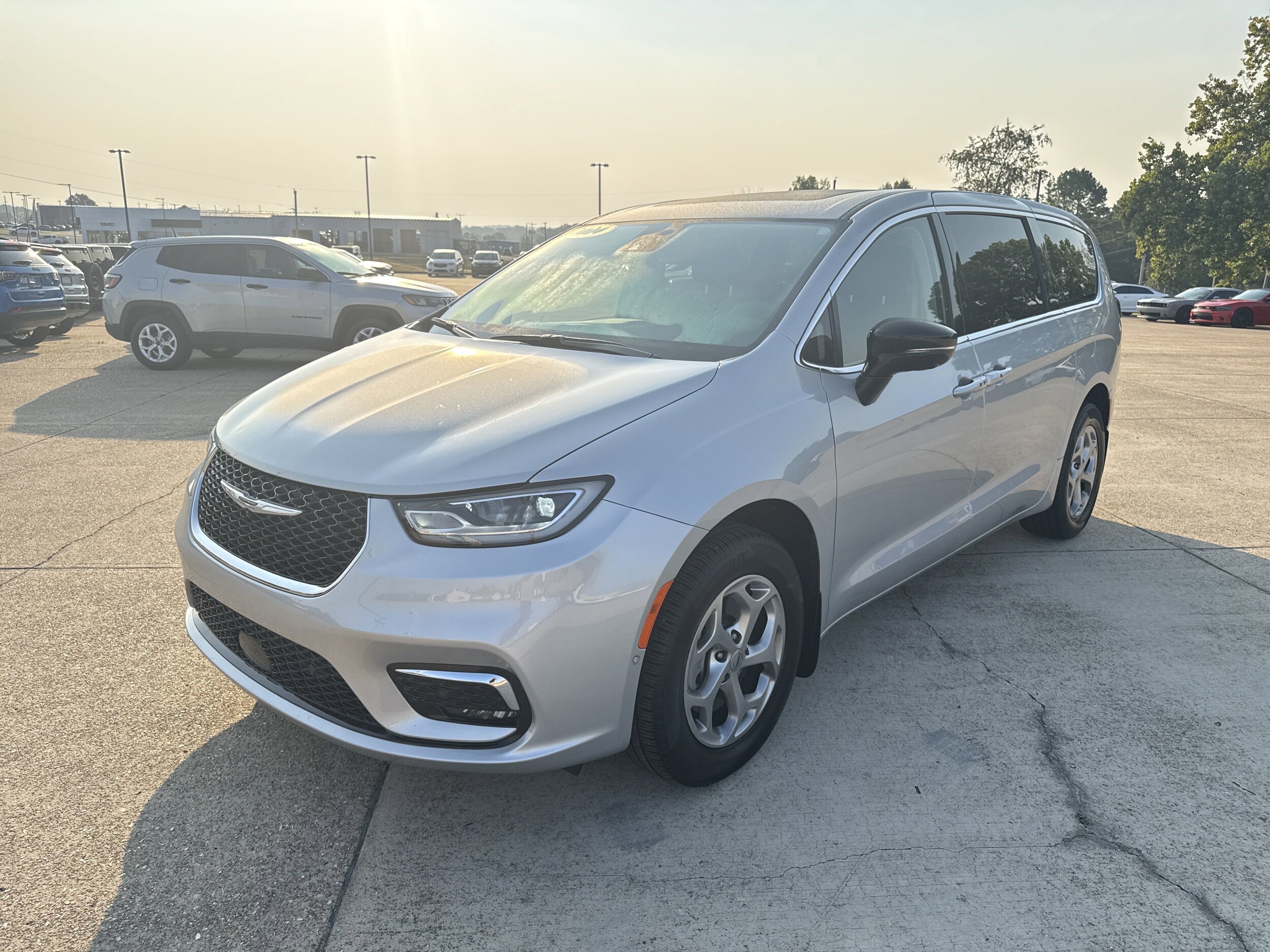 2024 Chrysler Pacifica Limited photo 2