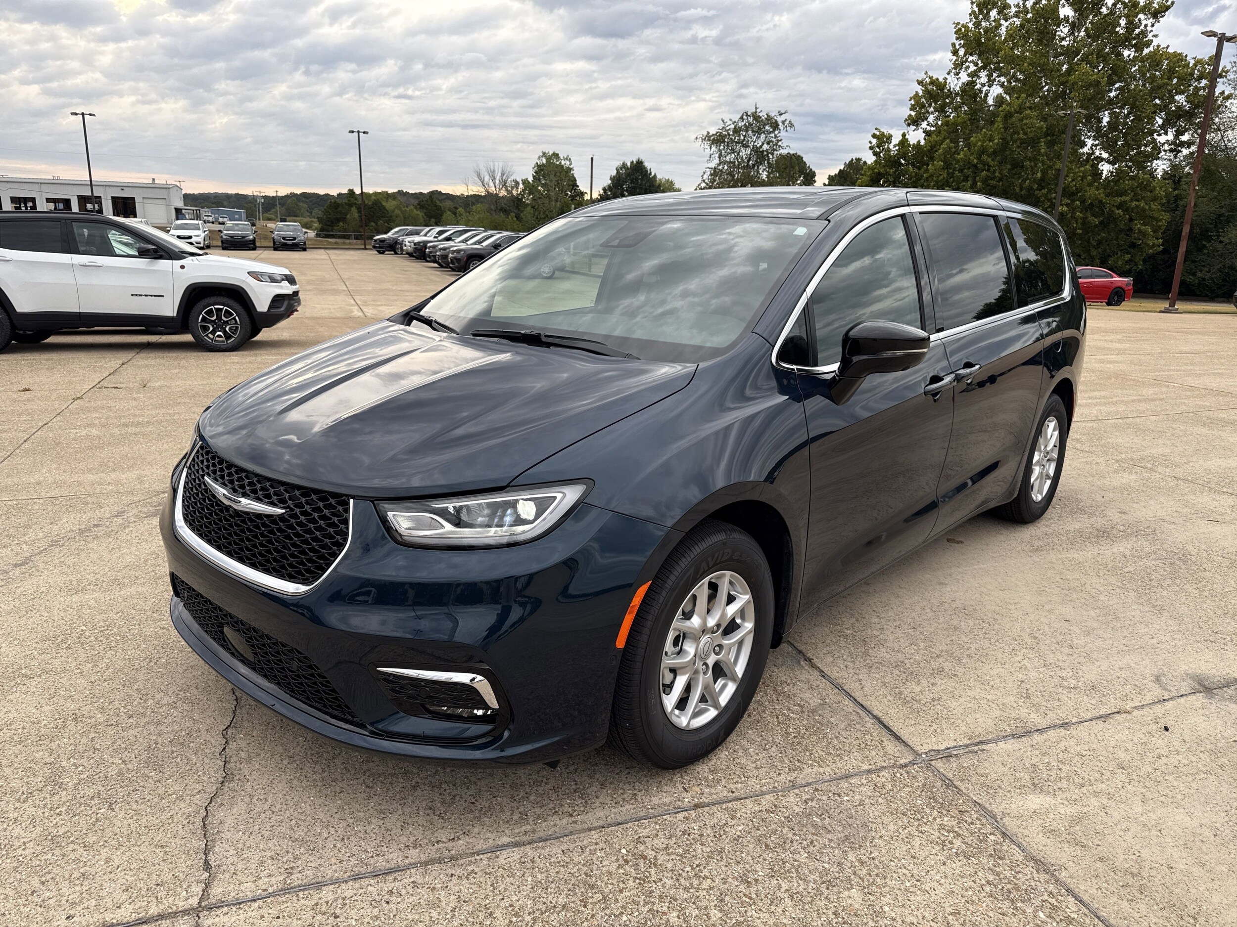 2025 Chrysler Pacifica photo 2