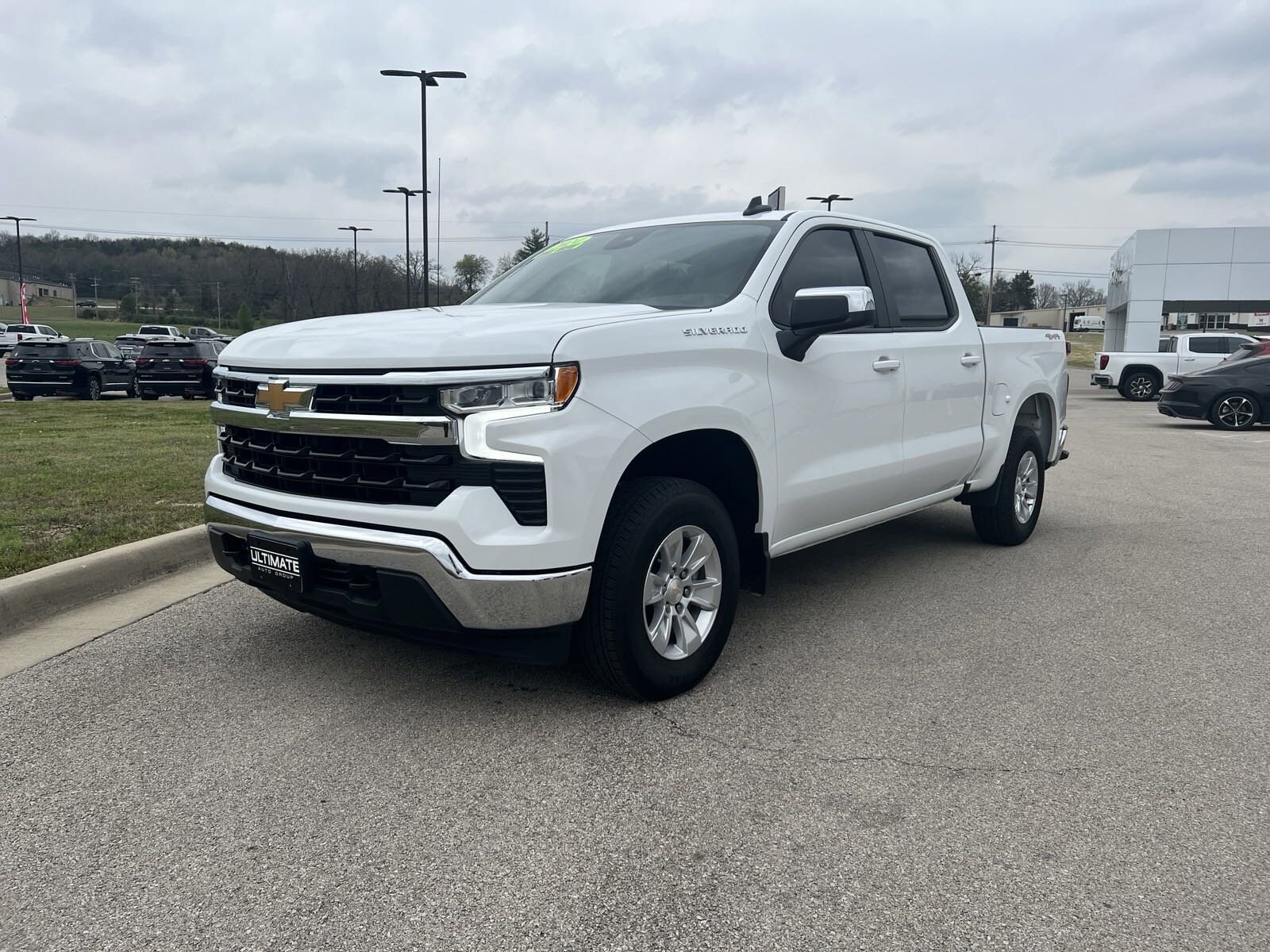 Used 2024 Chevrolet Silverado 1500 LT with VIN 1GCUDDED9RZ107548 for sale in Mountain Home, AR