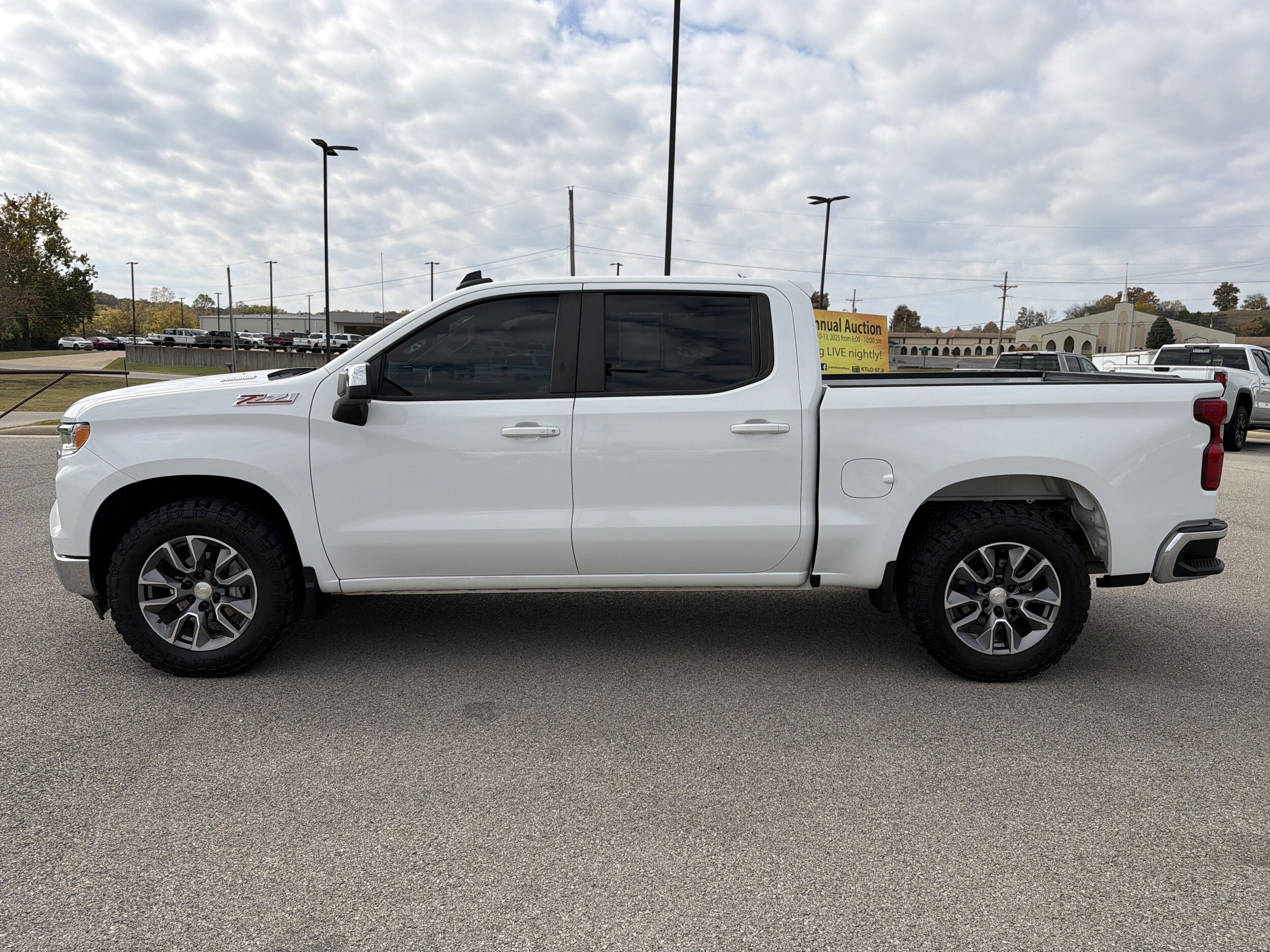 2023 Chevrolet Silverado 1500 LT photo 2