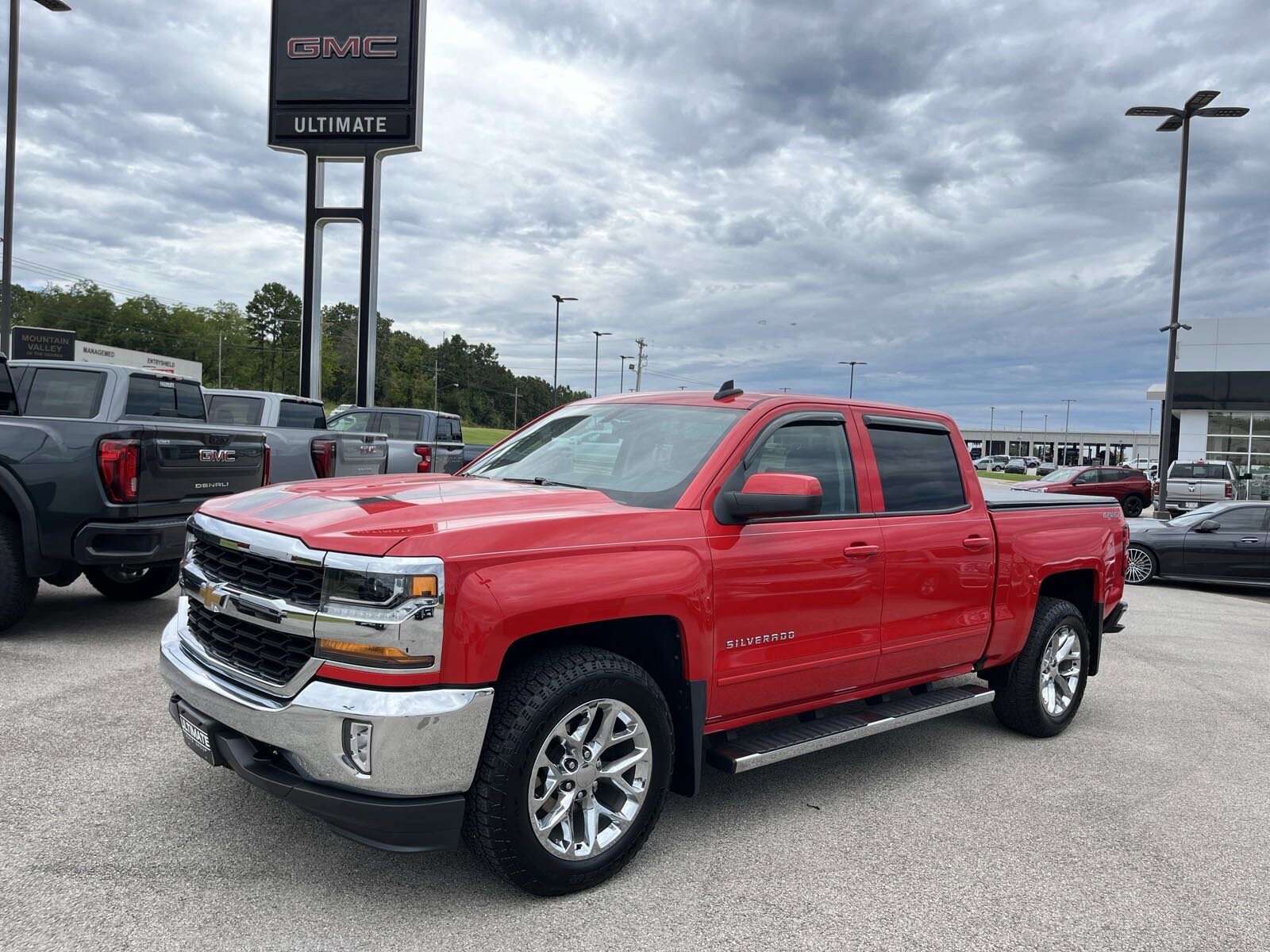 Used 2017 Chevrolet Silverado 1500 LT with VIN 3GCUKREC1HG501599 for sale in Mountain Home, AR