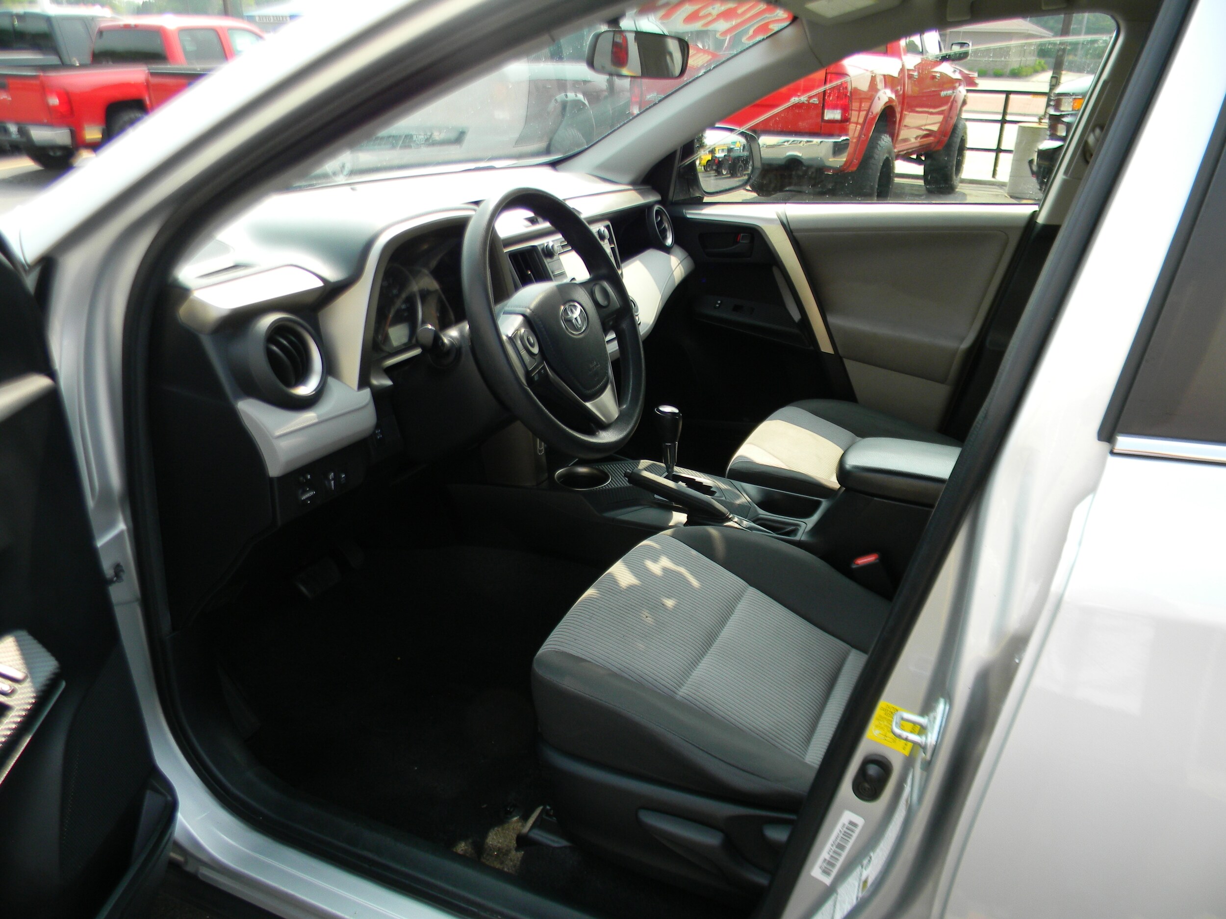 2013 Toyota RAV4 LE photo 4