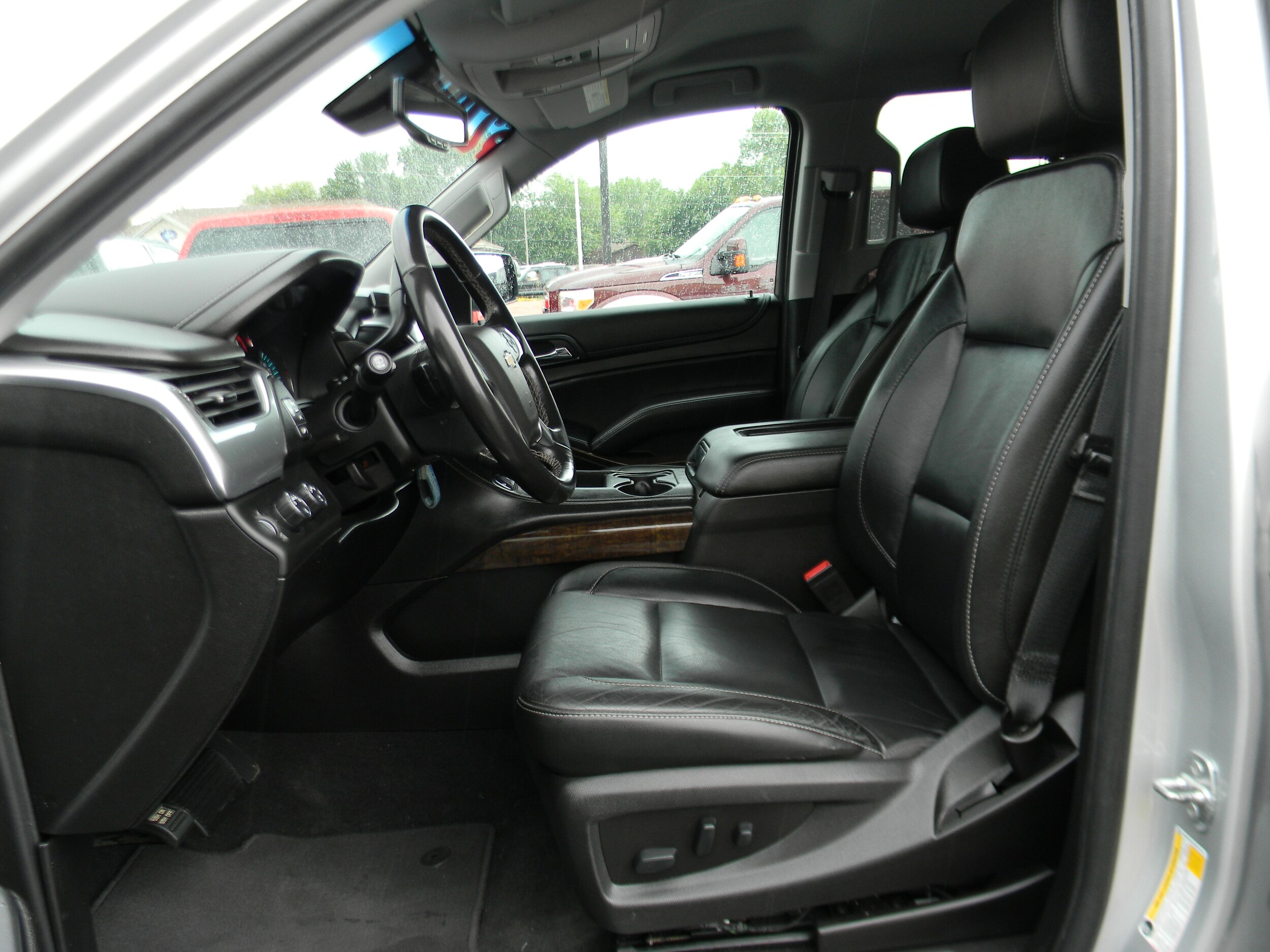 2019 Chevrolet Suburban LT photo 4