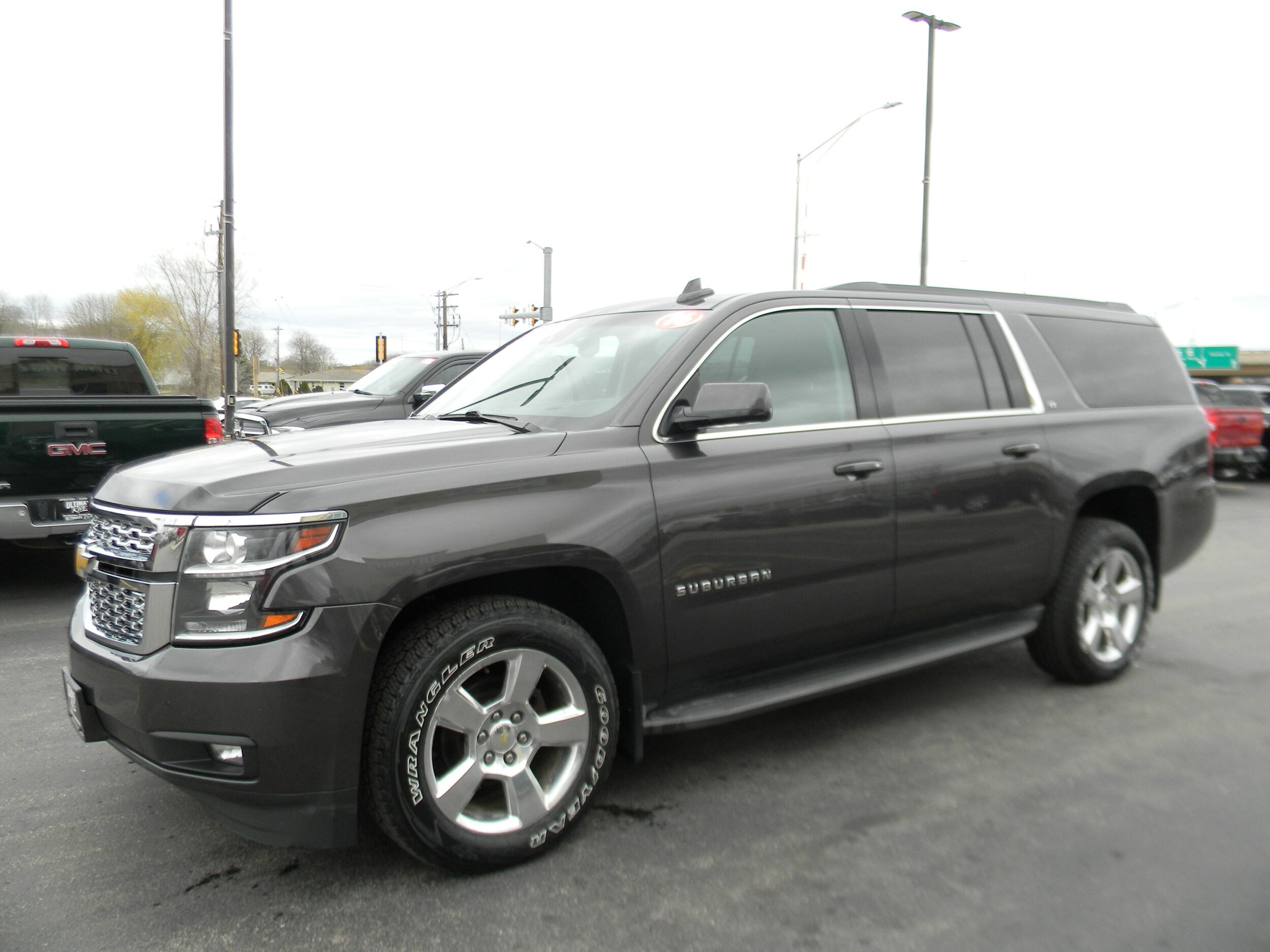 2016 Chevrolet Suburban LT photo 3