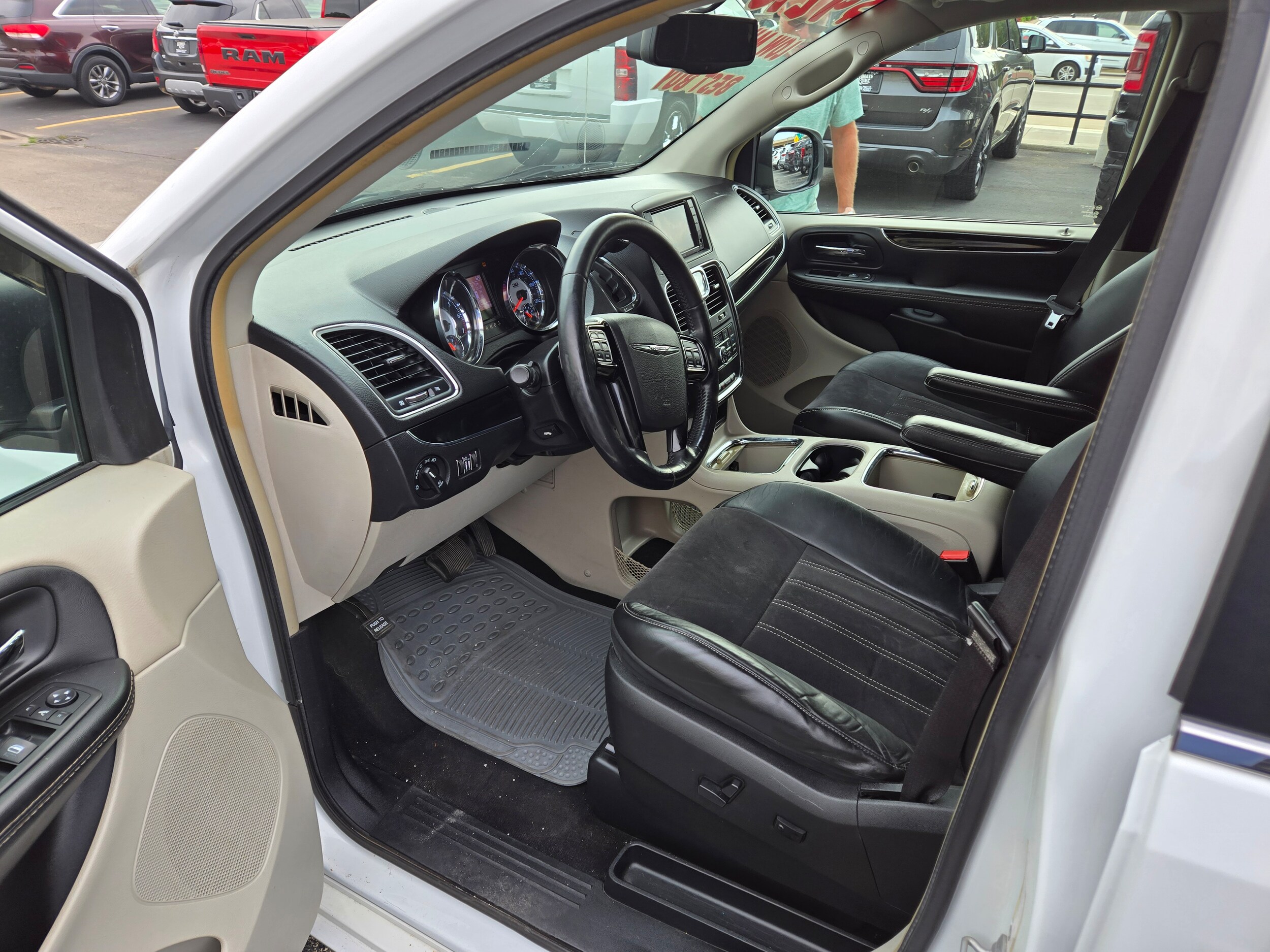 2014 Chrysler Town & Country photo 3