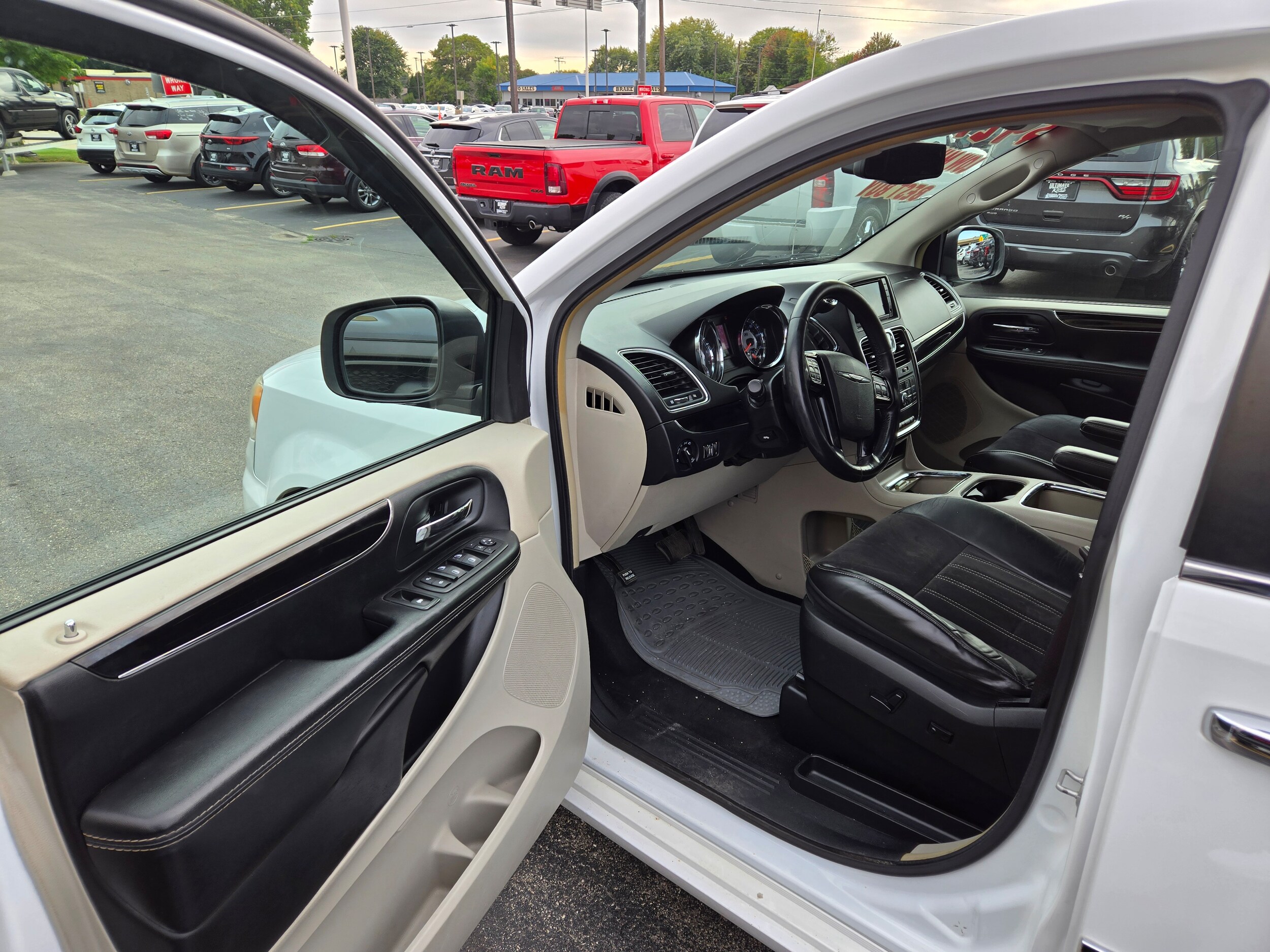 2014 Chrysler Town & Country photo 4