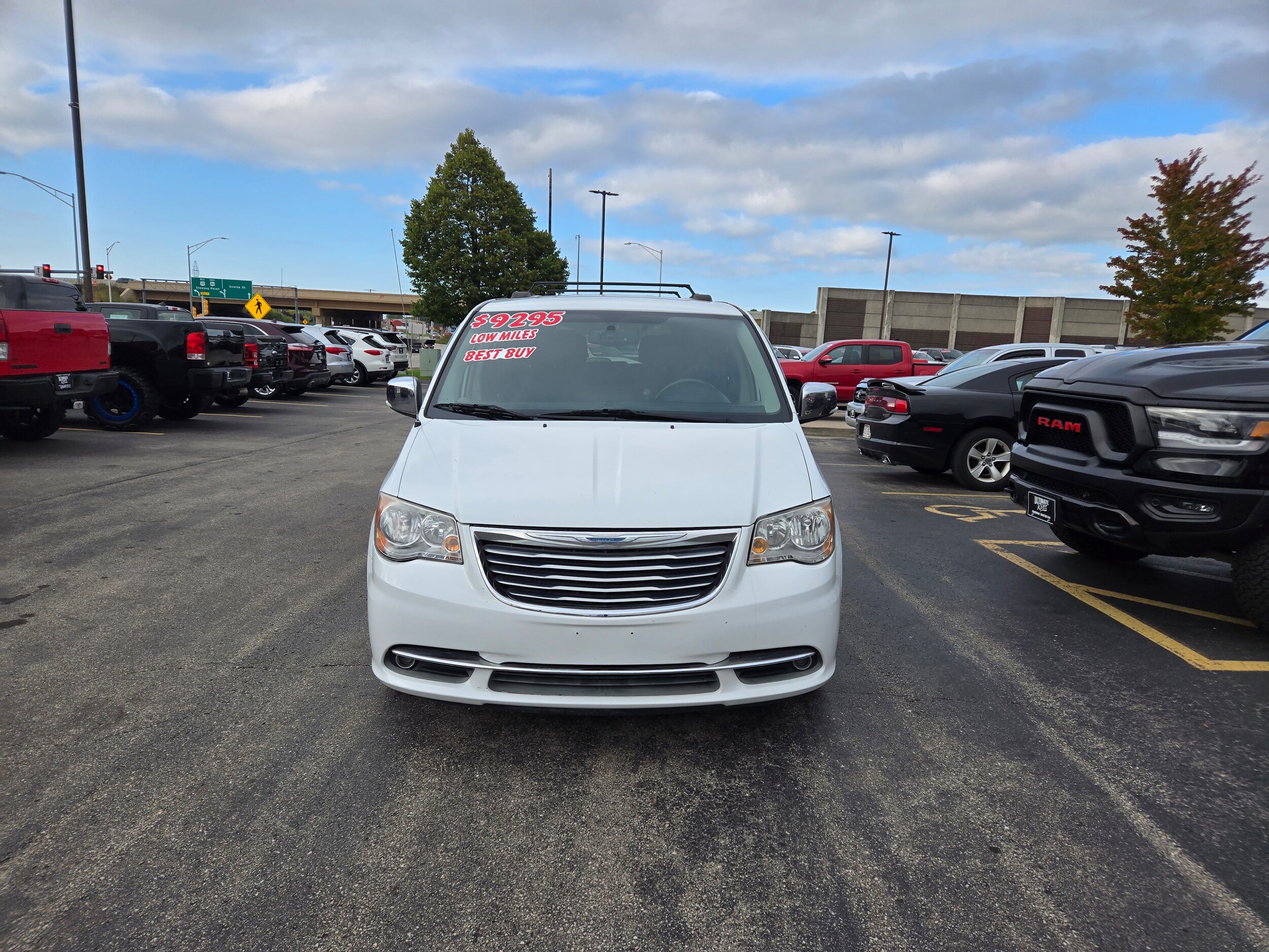 2014 Chrysler Town & Country photo 2