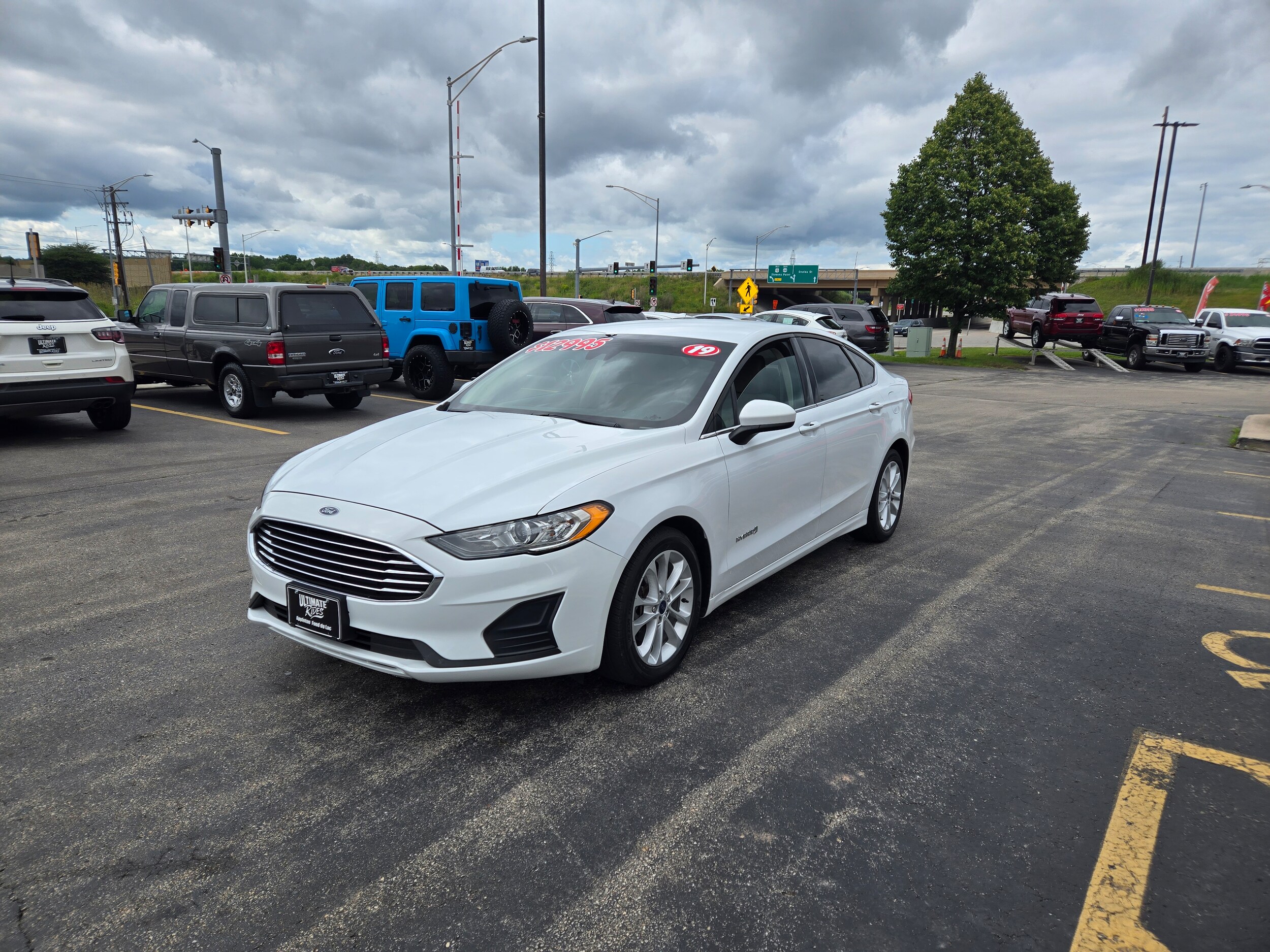 2019 Ford Fusion Hybrid SE photo 2