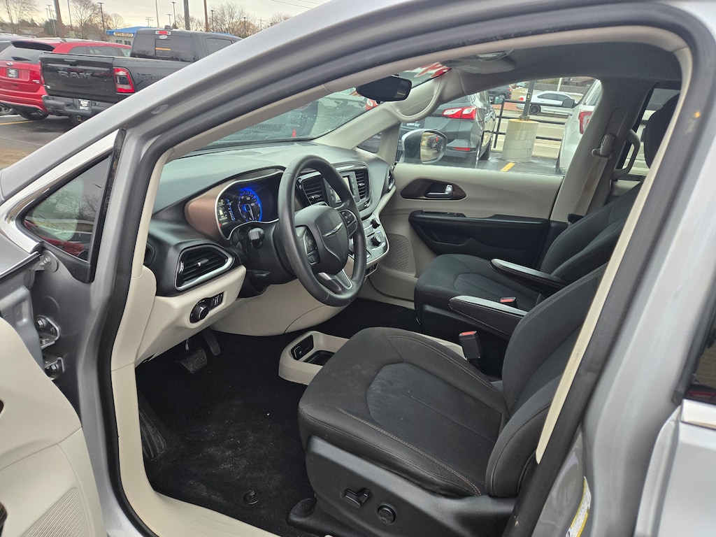 Used 2017 Chrysler Pacifica LX Van