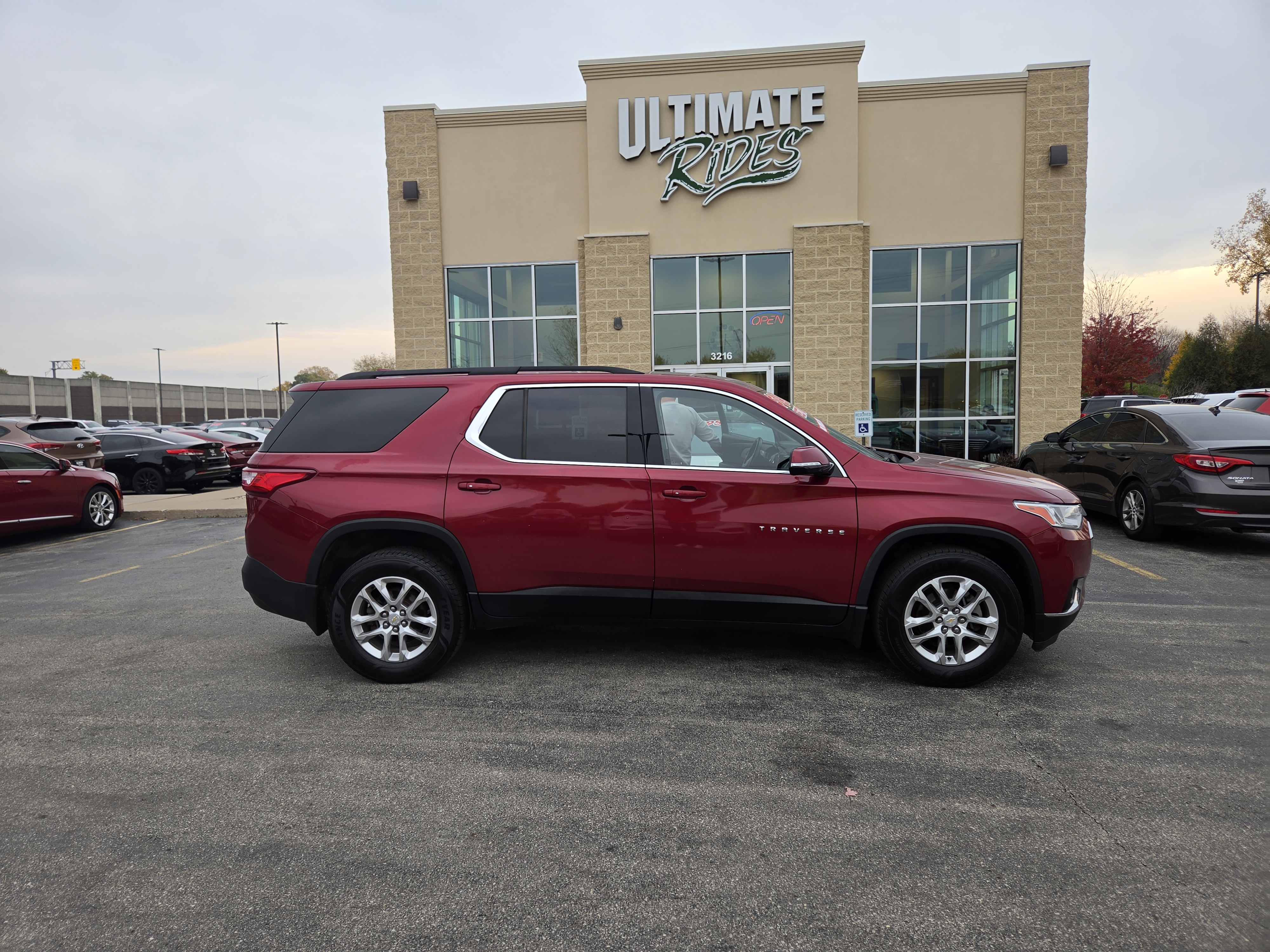 Used 2020 Chevrolet Traverse LT Cloth w/1LT SUV