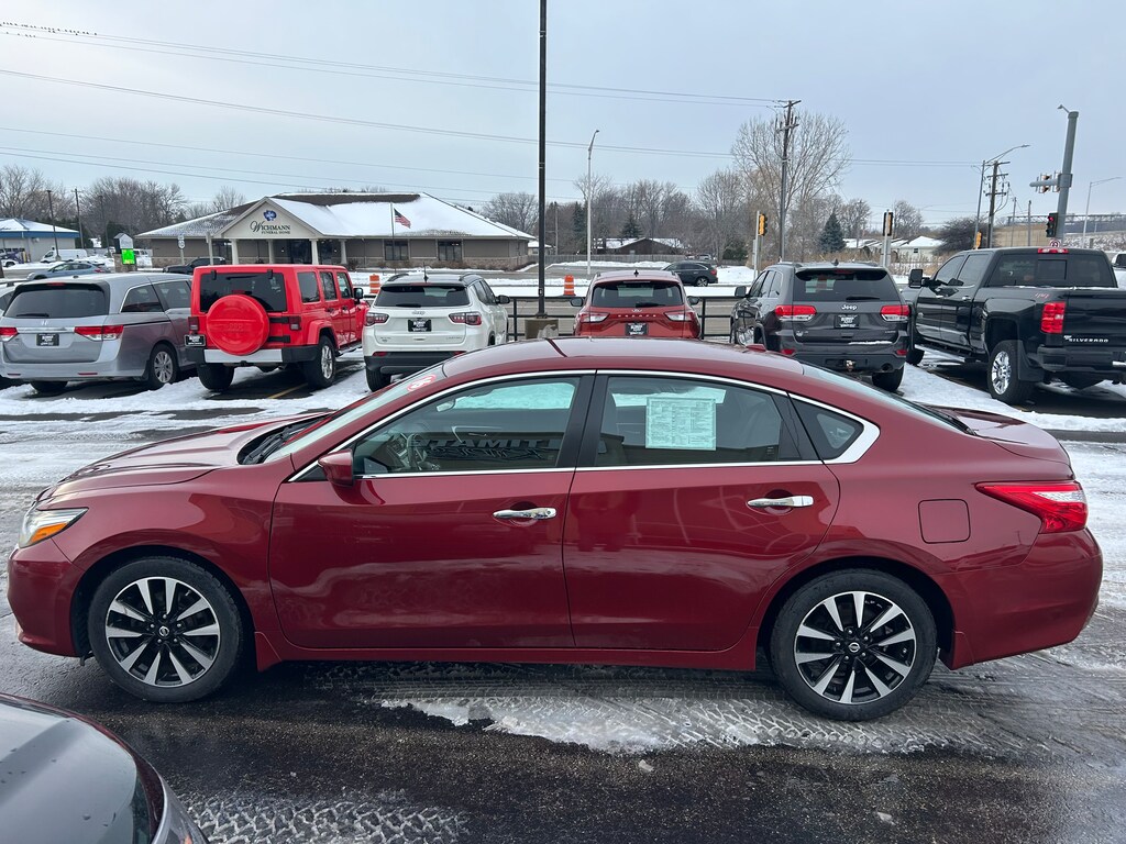 Used 2016 Nissan Altima SV Sedan
