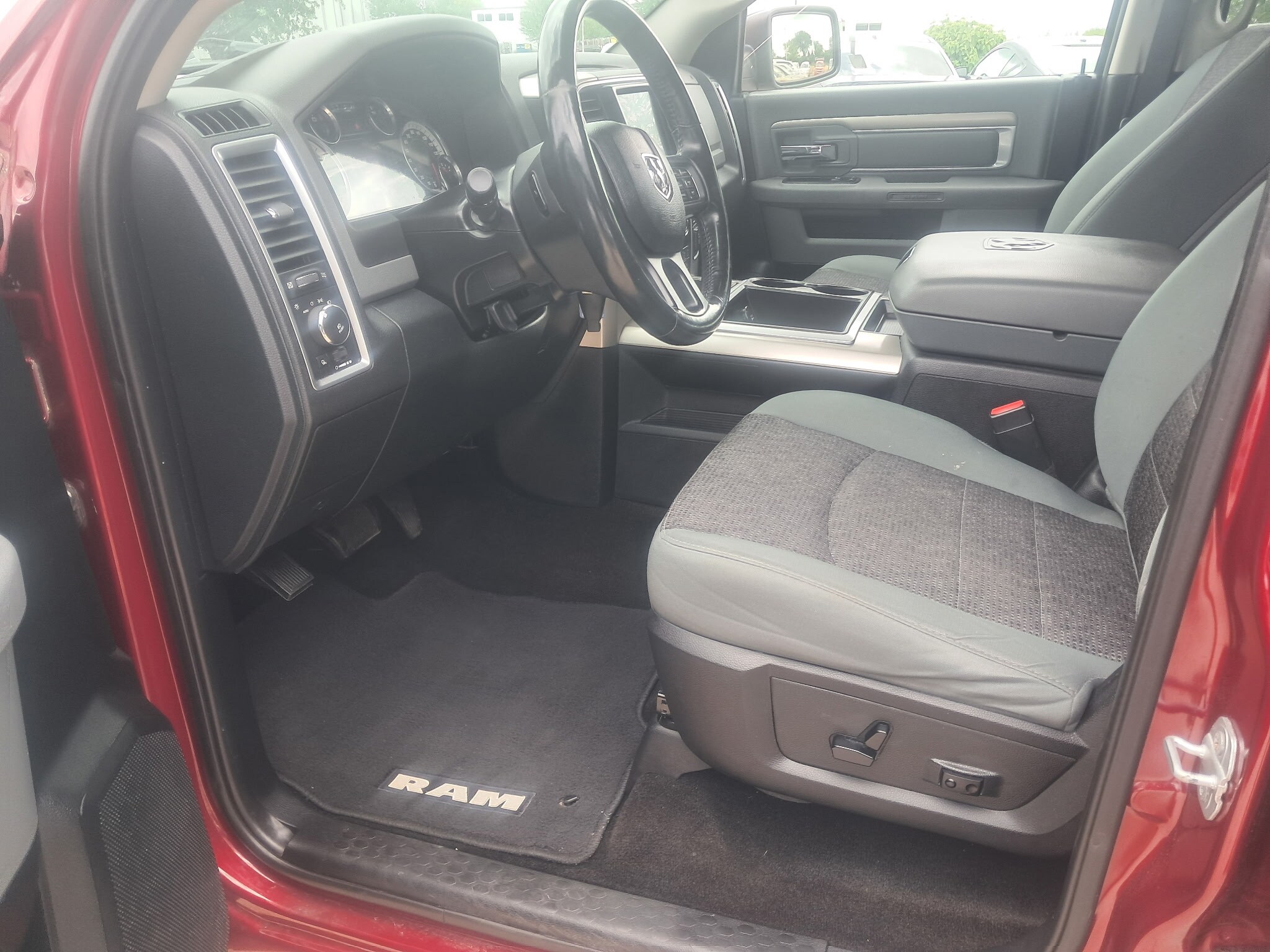 2014 Ram 1500 SLT photo 4