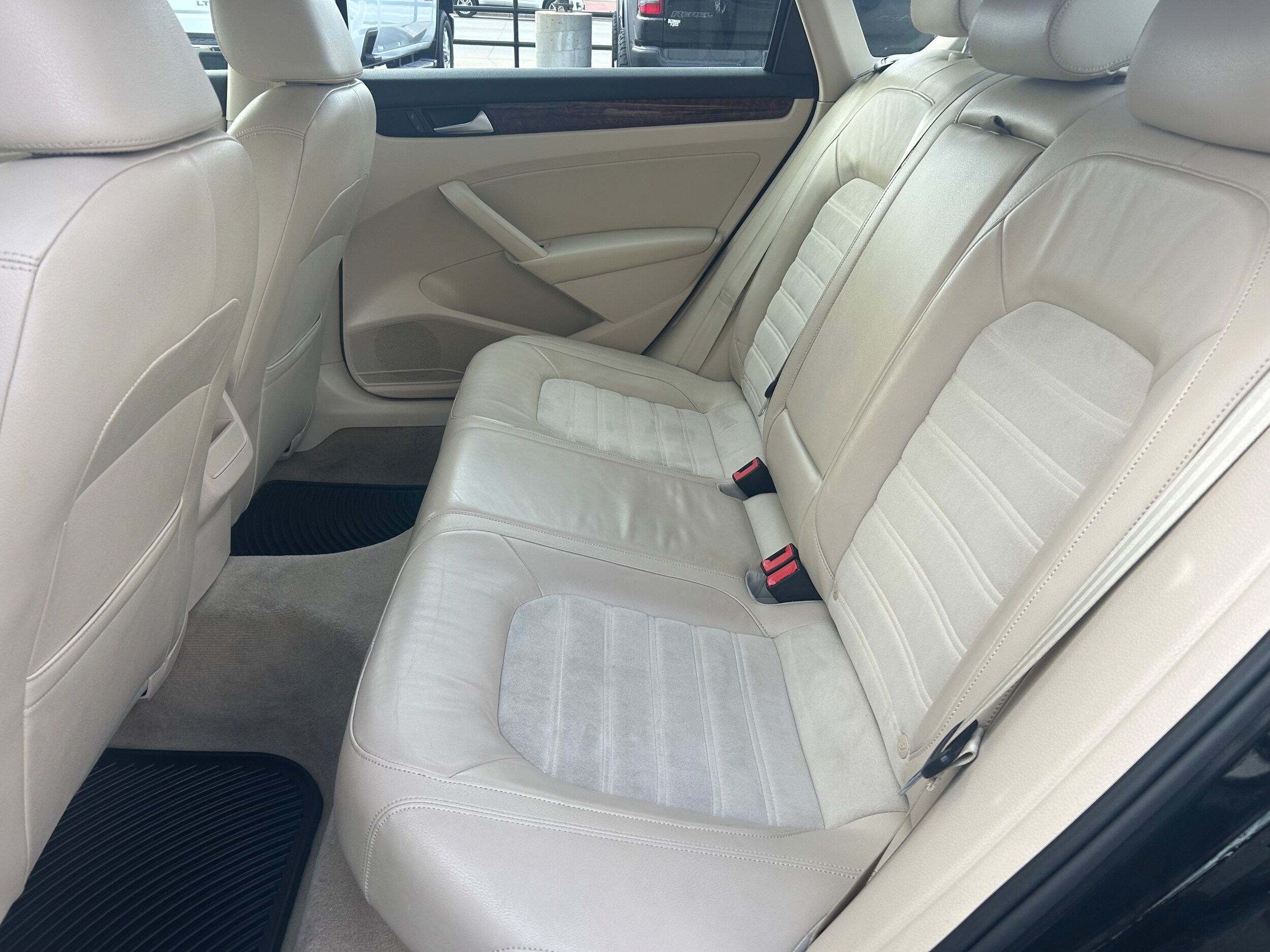 2012 Volkswagen Passat SEL photo 3