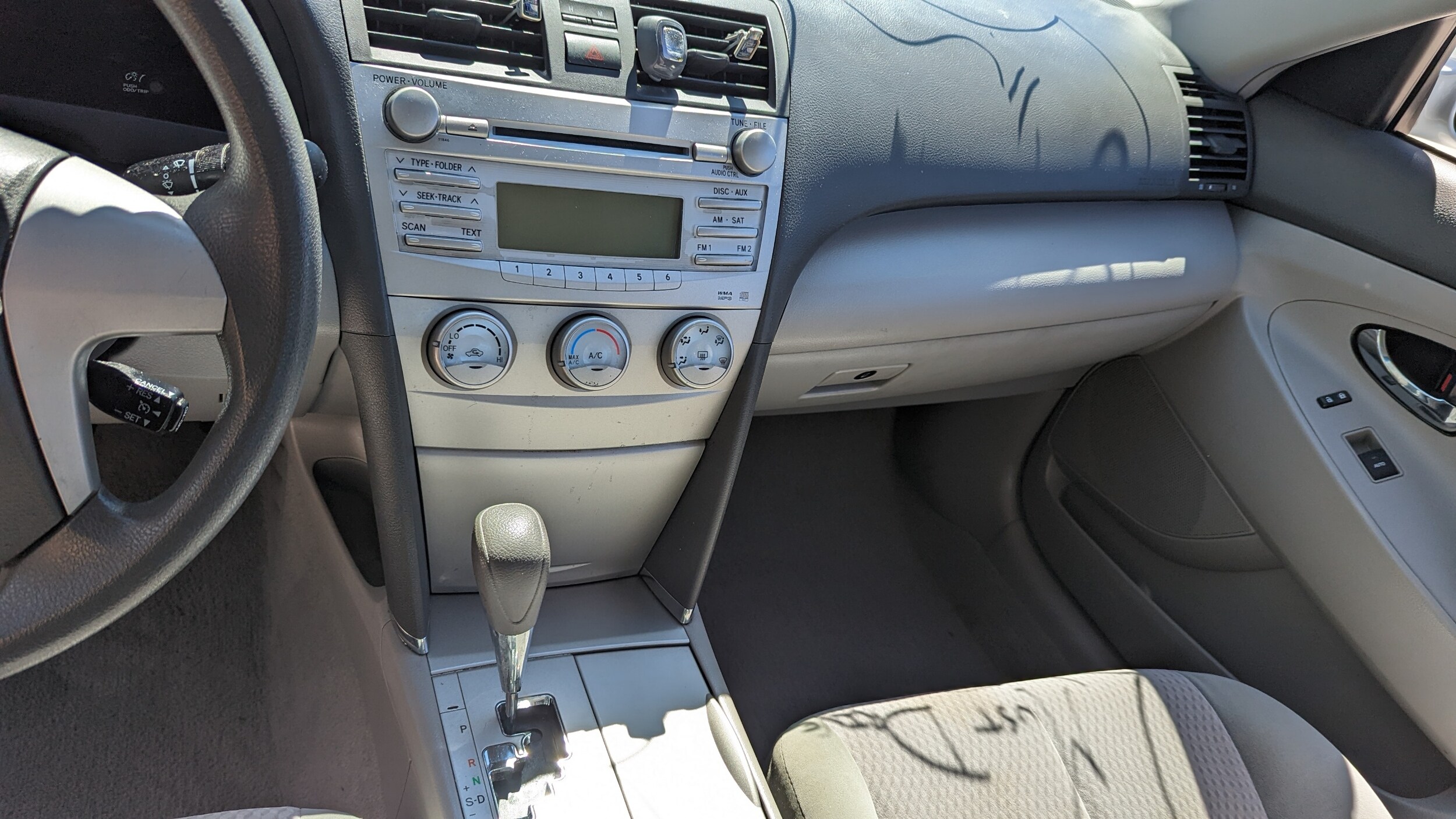 2011 Toyota Camry LE photo 4