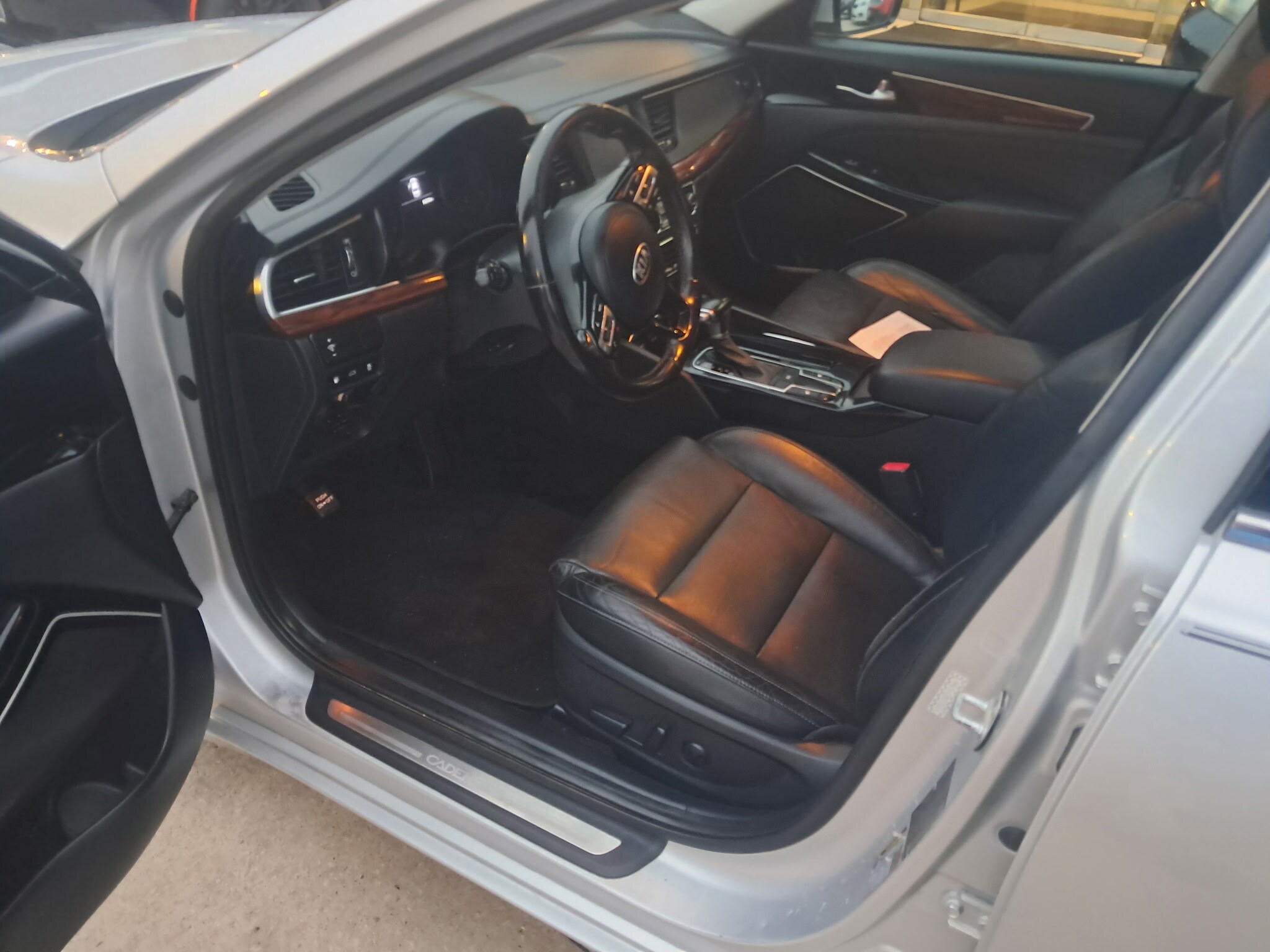 2017 Kia Cadenza Premium photo 4