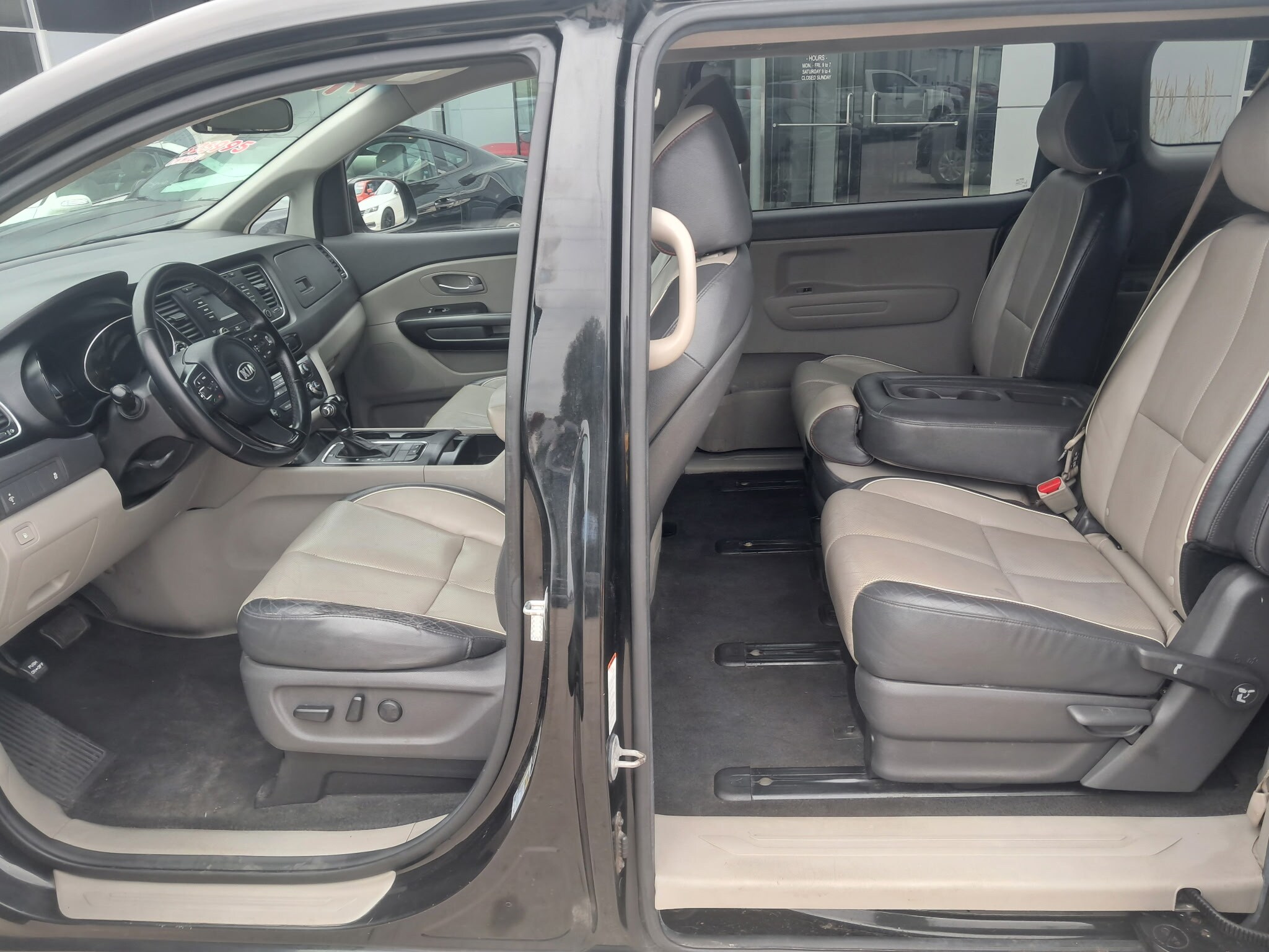 2016 Kia Sedona LX photo 3