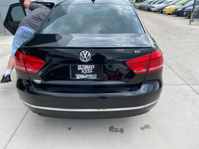 2013 Volkswagen Passat SE Premium photo 2