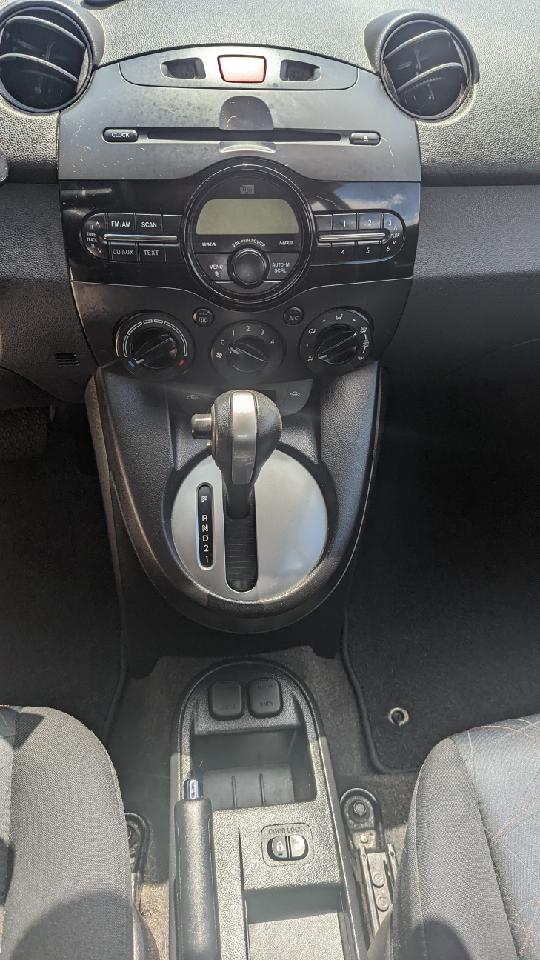 2011 Mazda Mazda2 Sport photo 3