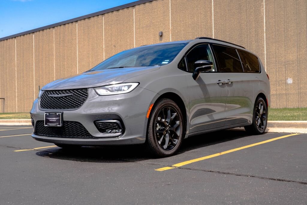 Used 2025 Chrysler Pacifica Limited