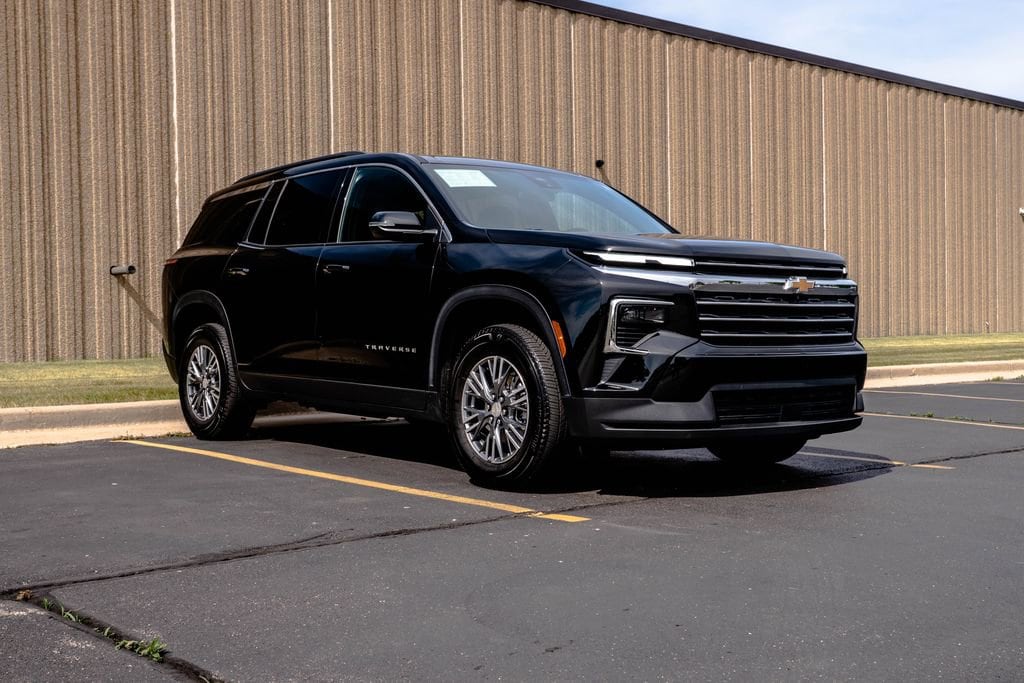 Used 2025 Chevrolet Traverse LT SUV