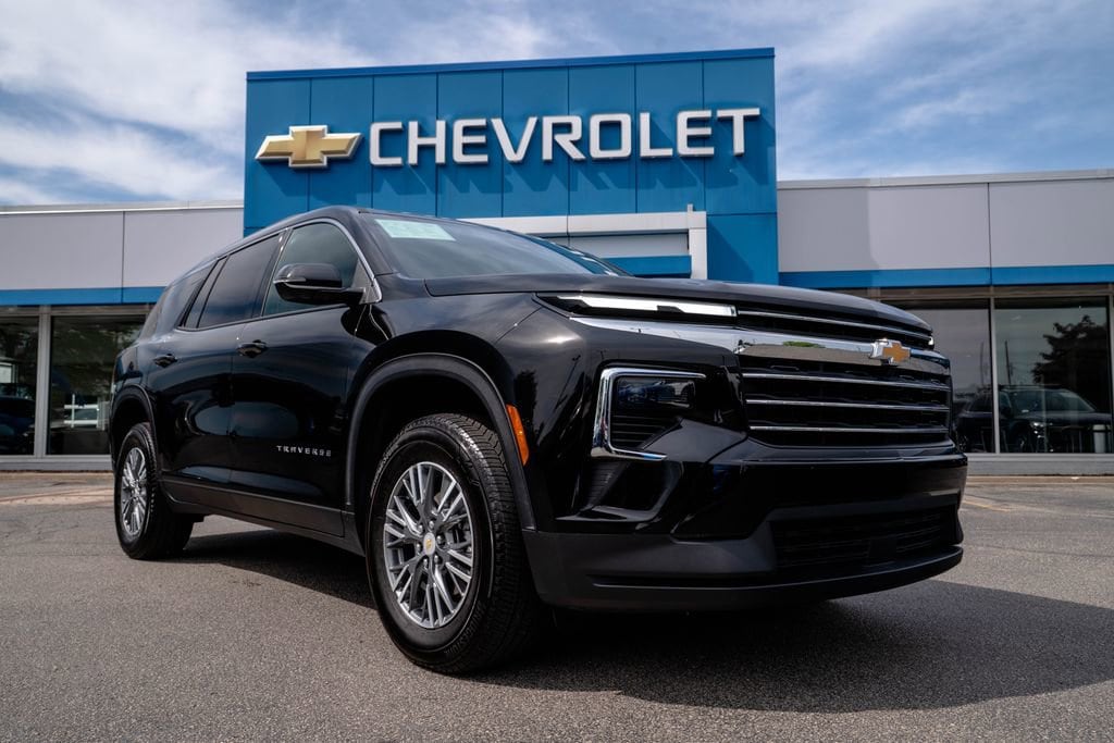 Used 2025 Chevrolet Traverse LT SUV