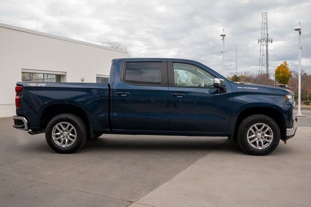 2021 Chevrolet Silverado 1500 LT photo 2